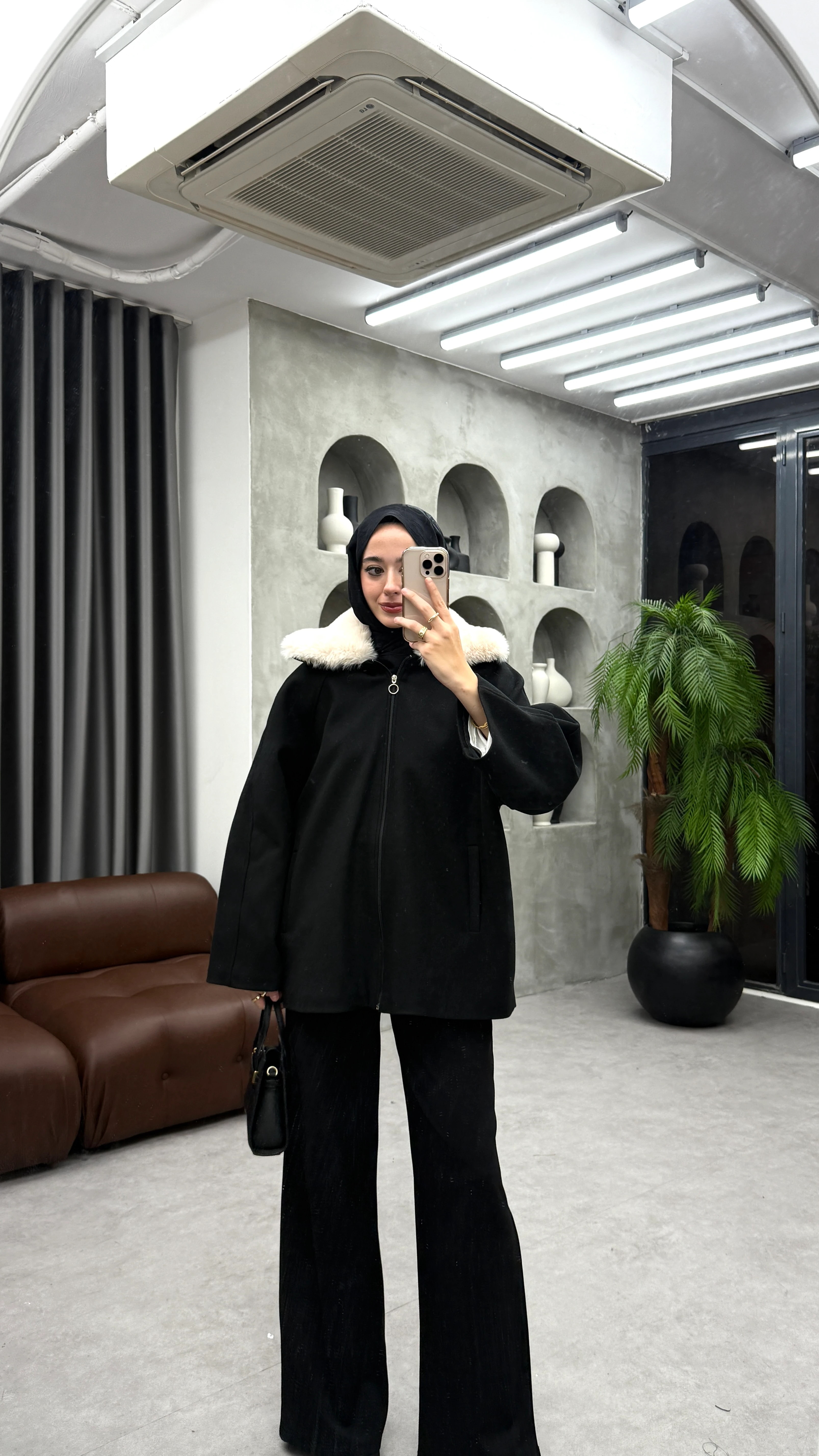 Yakası Kürklü Kaşe Mont - Siyah