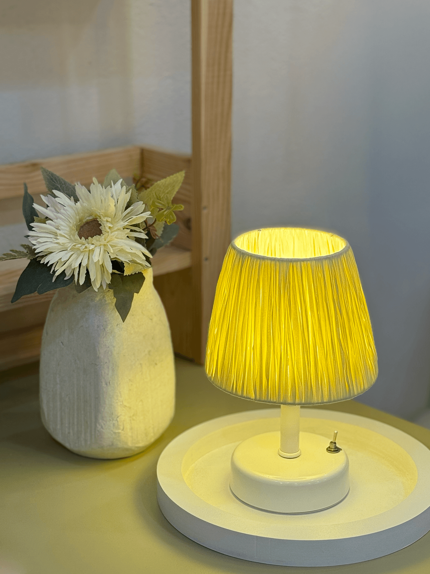 2'li Butter Yellow-Sarı Rafya Kablosuz Pilli Masa Lambası -Alt Beyaz & Beyaz Yuvarlak Tepsi Set