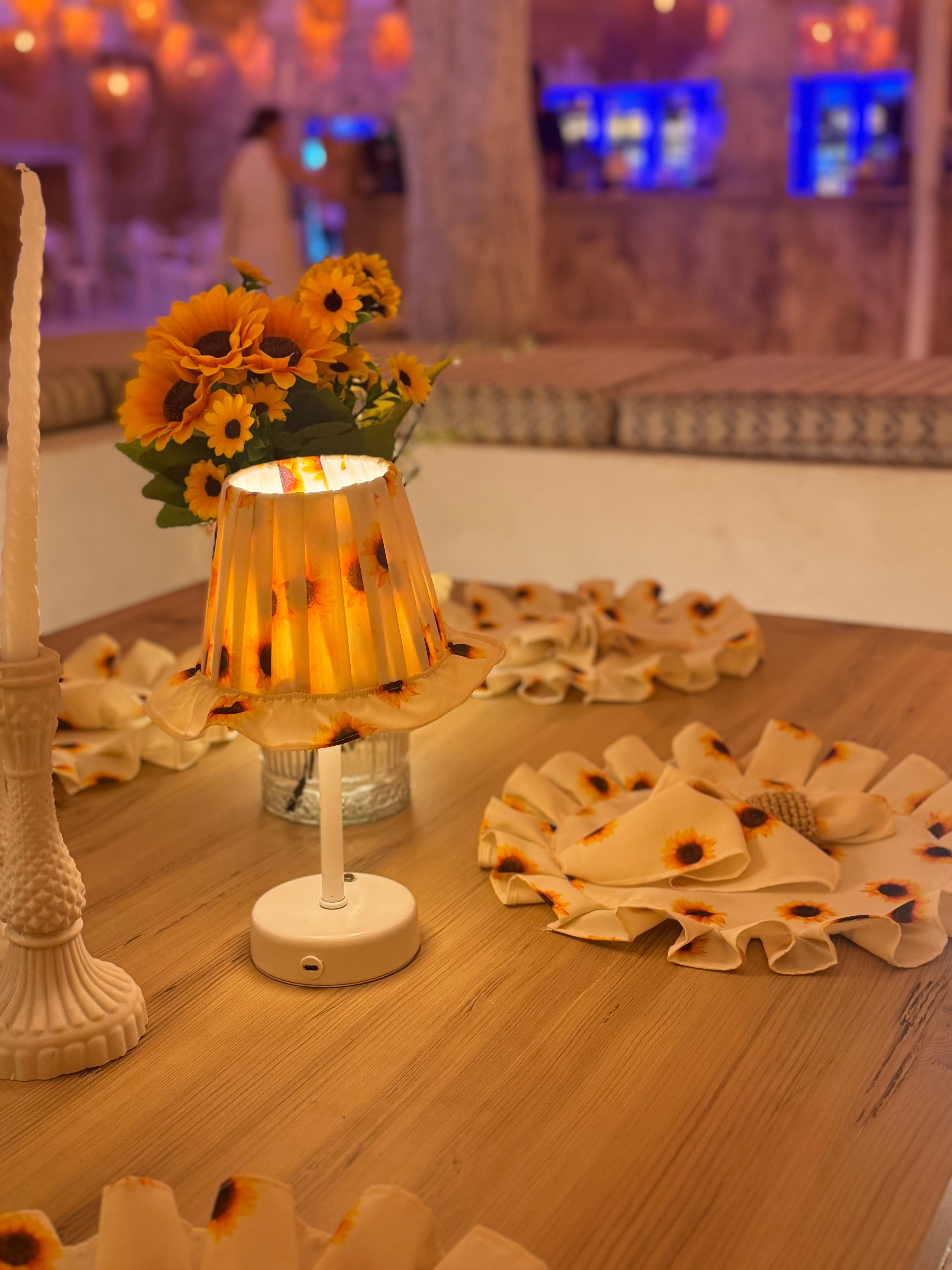 Ayçiçeği Pileli Fırfır Detaylı Sunflower Kablosuz Şarjlı Masa Lambası – Alt Uzun Beyaz