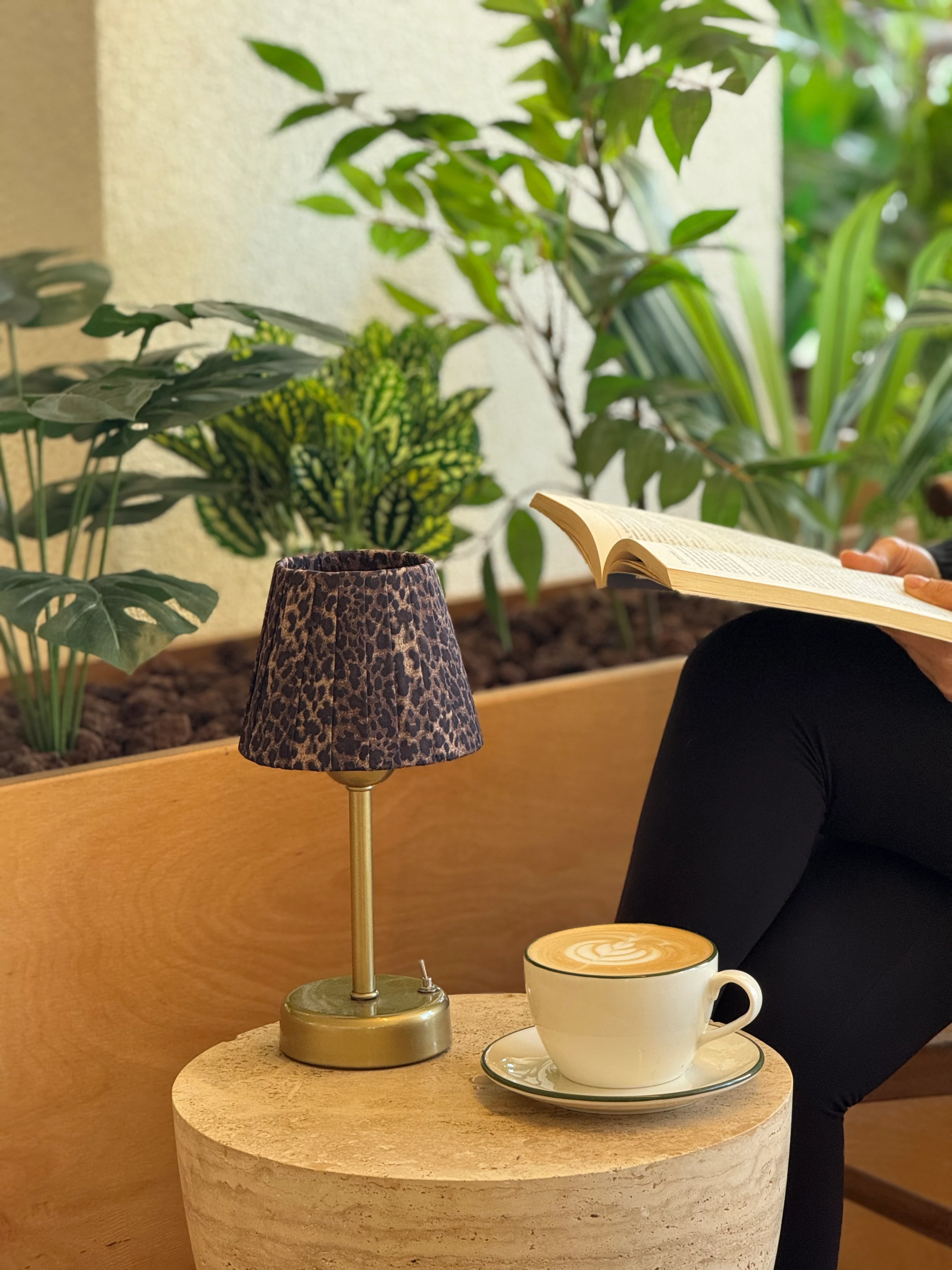 Kahverengi Leopar Desenli Kumaş Kablosuz Pilli Masa Lambası - Alt Uzun Eskitme Gold