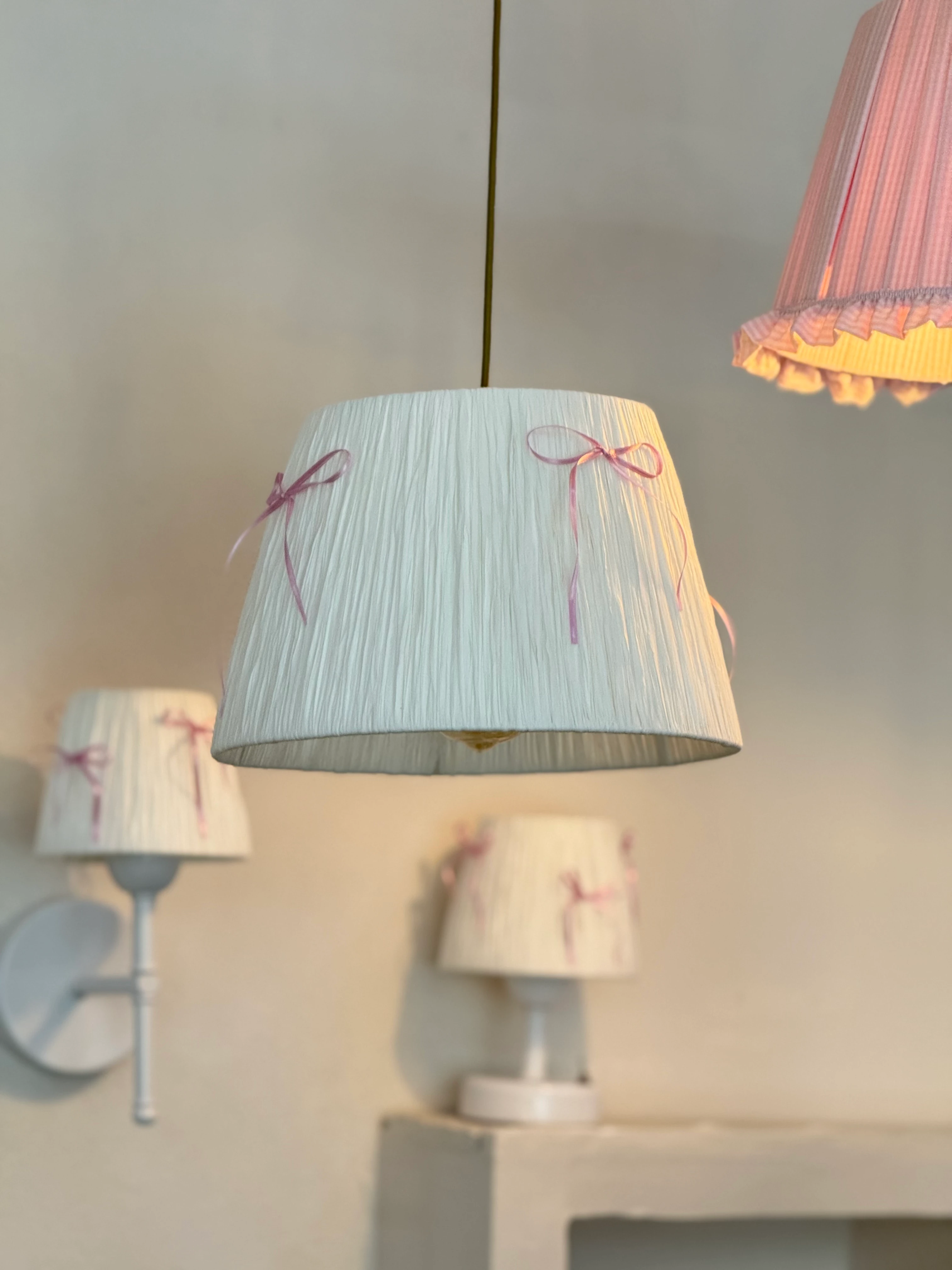 Pembe Fiyonk Beyaz Rafya Modern Avize