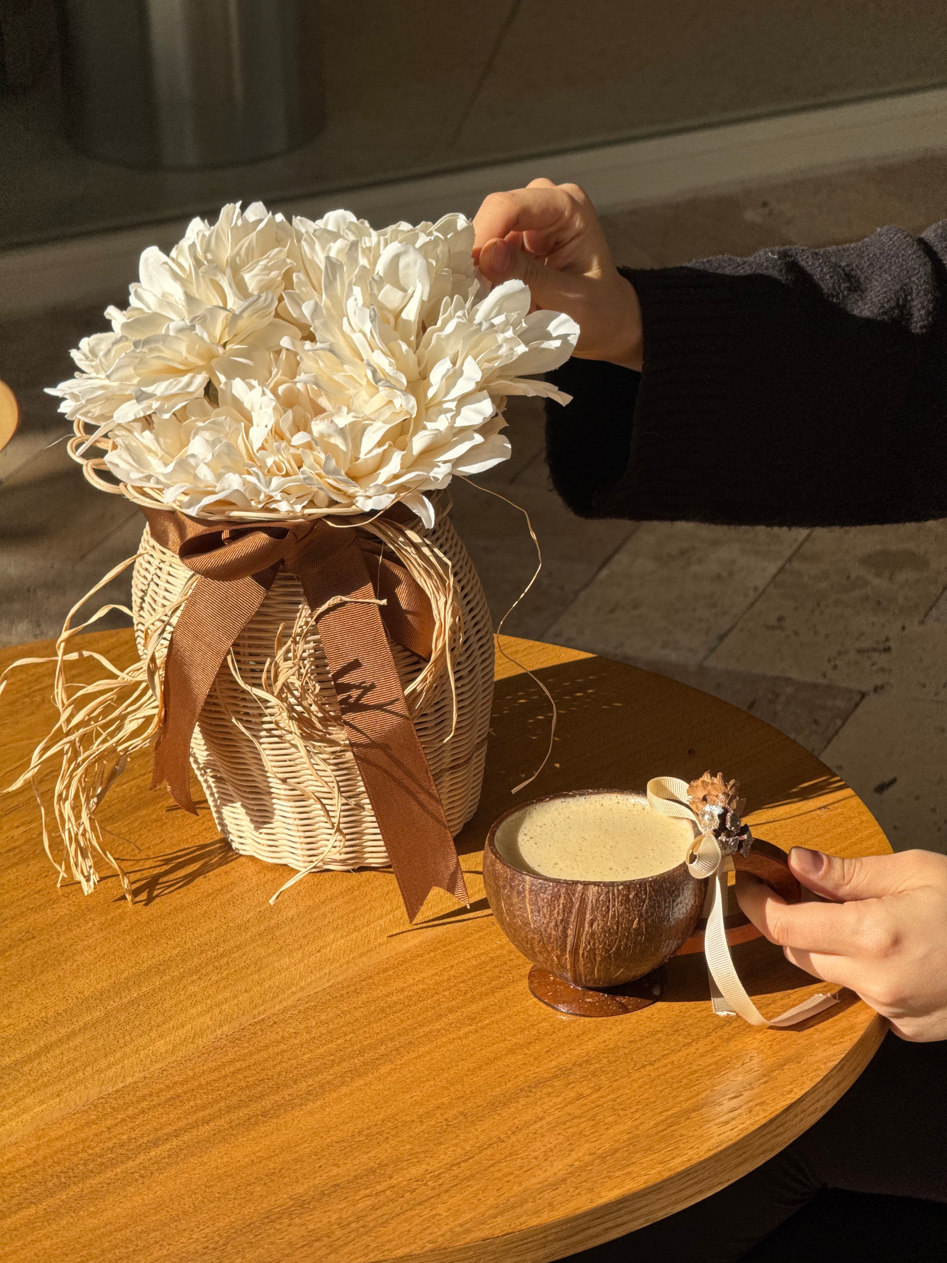 2’li El Yapımı Rattan Vazo Seti – Kahverengi Kurdele Detaylı & Krizantem Çiçek
