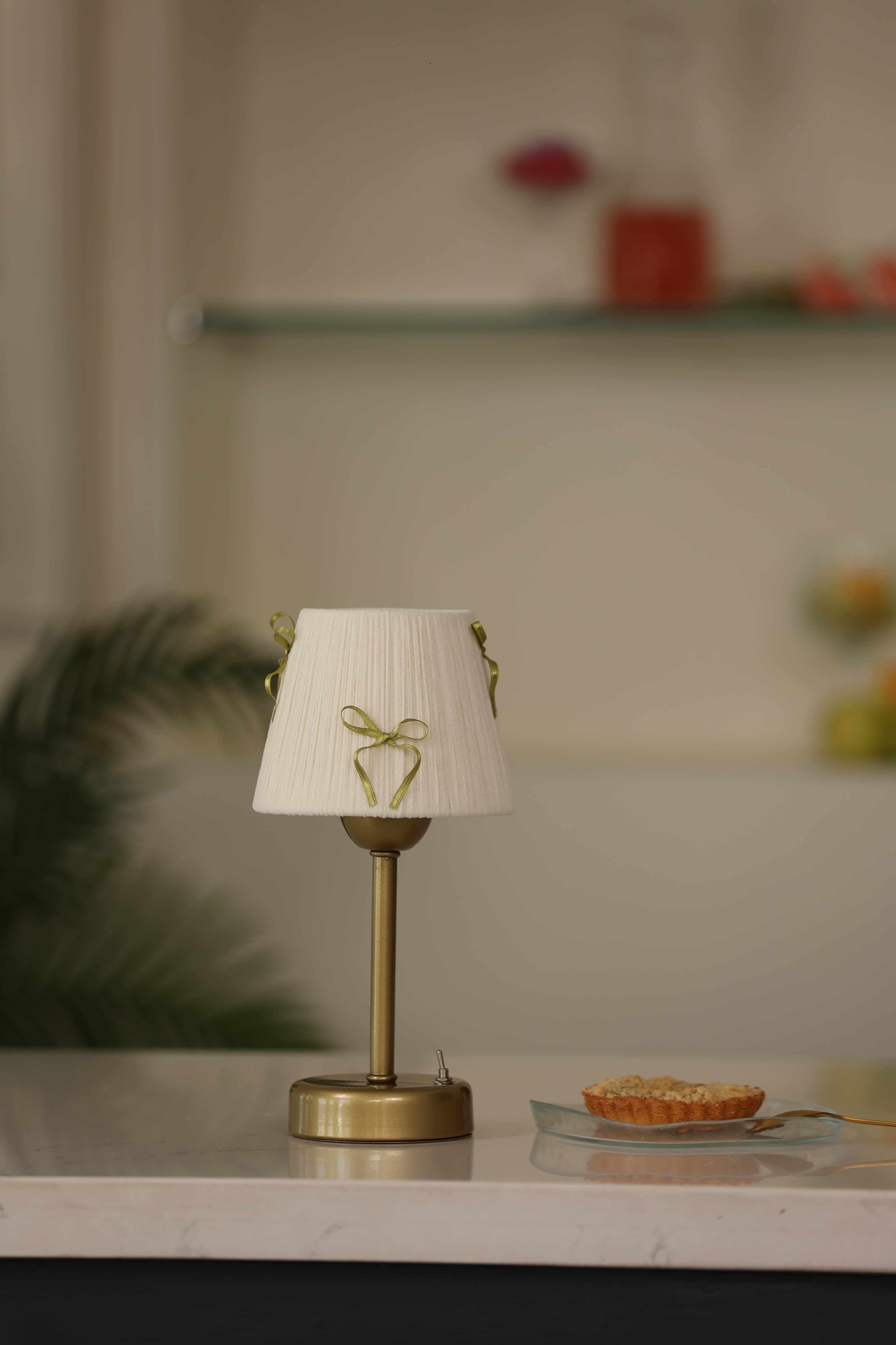 Krem Kadife Süet Gold Fiyonk Kurdele Kablosuz Pilli Masa Lambası - Alt Uzun Eskitme Gold