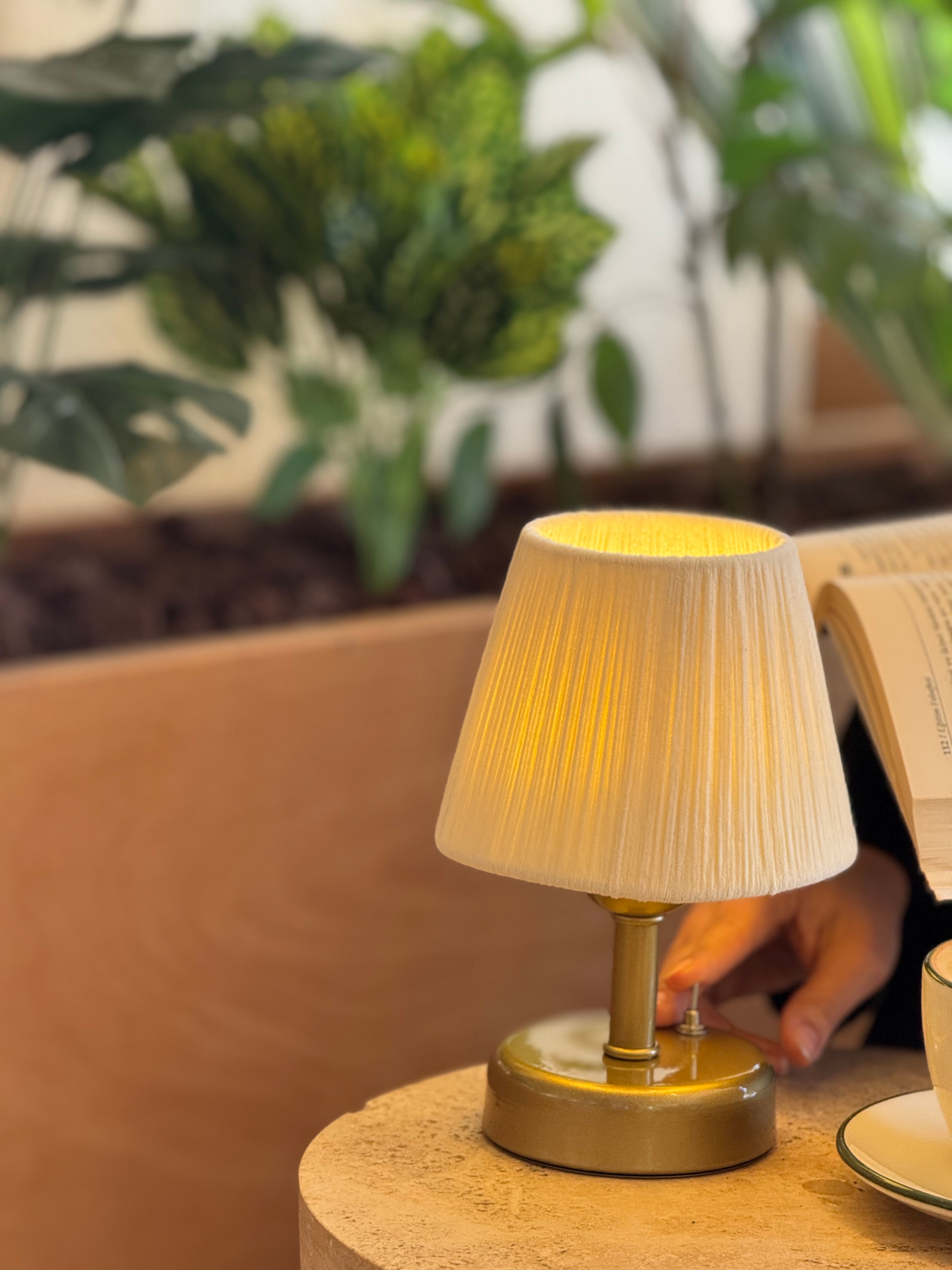 Krem Süet Kadife Kablosuz Pilli Masa Lambası - Alt Eskitme Gold 
