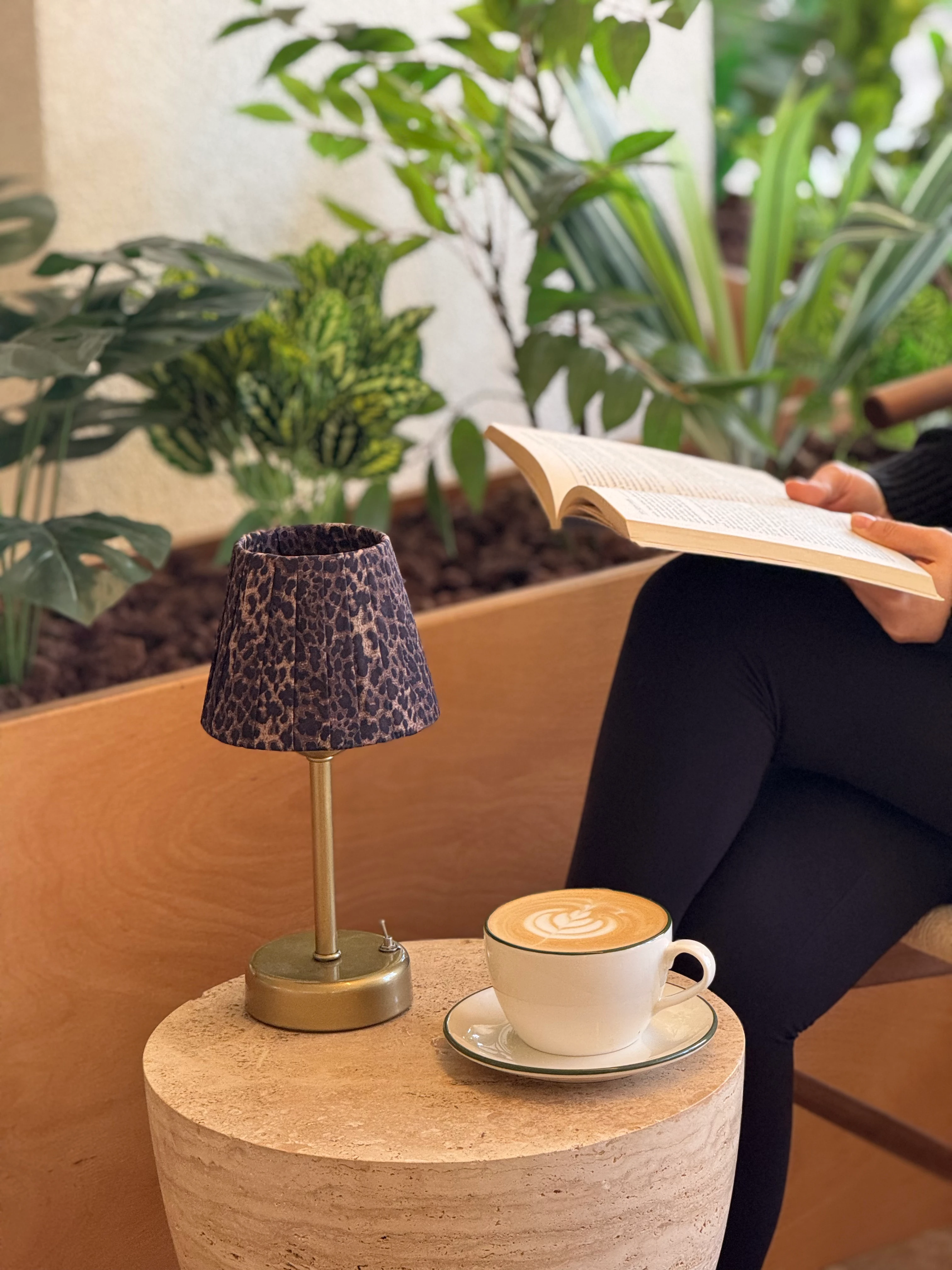 Kahverengi Leopar Desenli Kumaş Kablosuz Pilli Masa Lambası - Alt Uzun Eskitme Gold