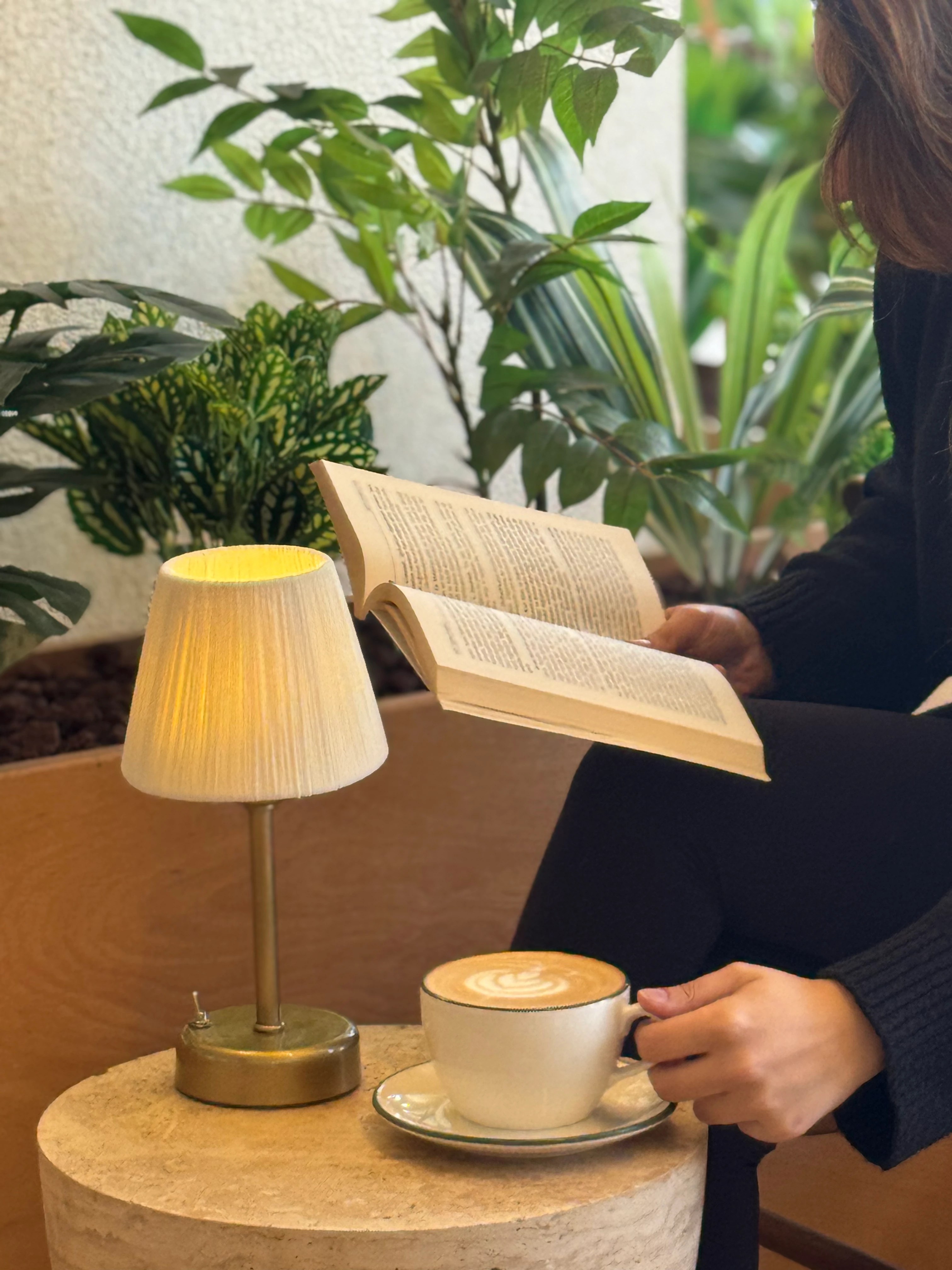 Krem Süet Kadife Kablosuz Pilli Masa Lambası - Alt Uzun