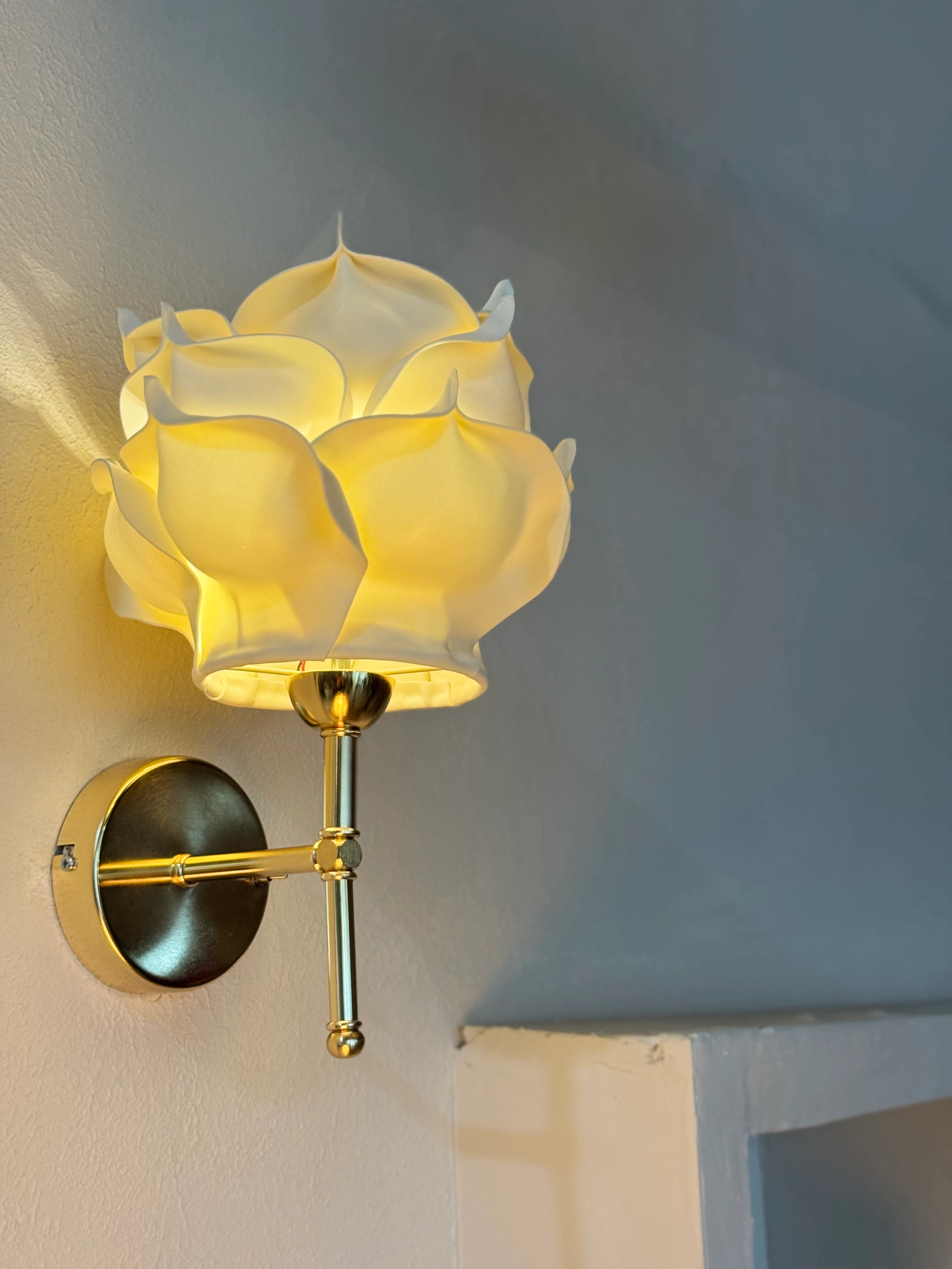 Krem Eva Gül Tasarım Kablosuz Pilli Duvar Aydınlatması Aplik - Alt Parlak Gold - Krem