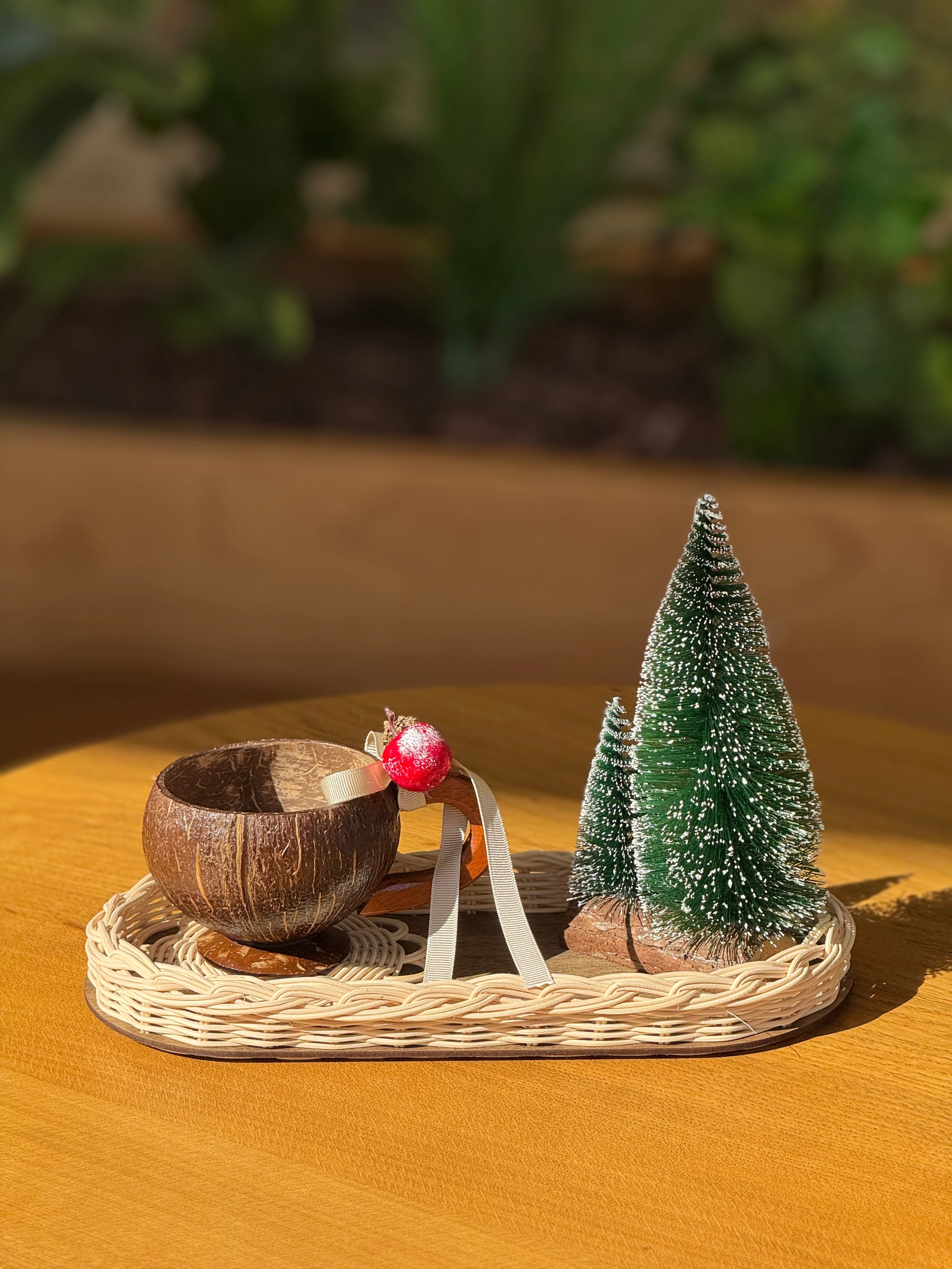Doğal Rattan 4’lü Kış Dekoru Seti – Tepsi, Kupa, Bardak Altlığı, Mini Çam Ağacı
