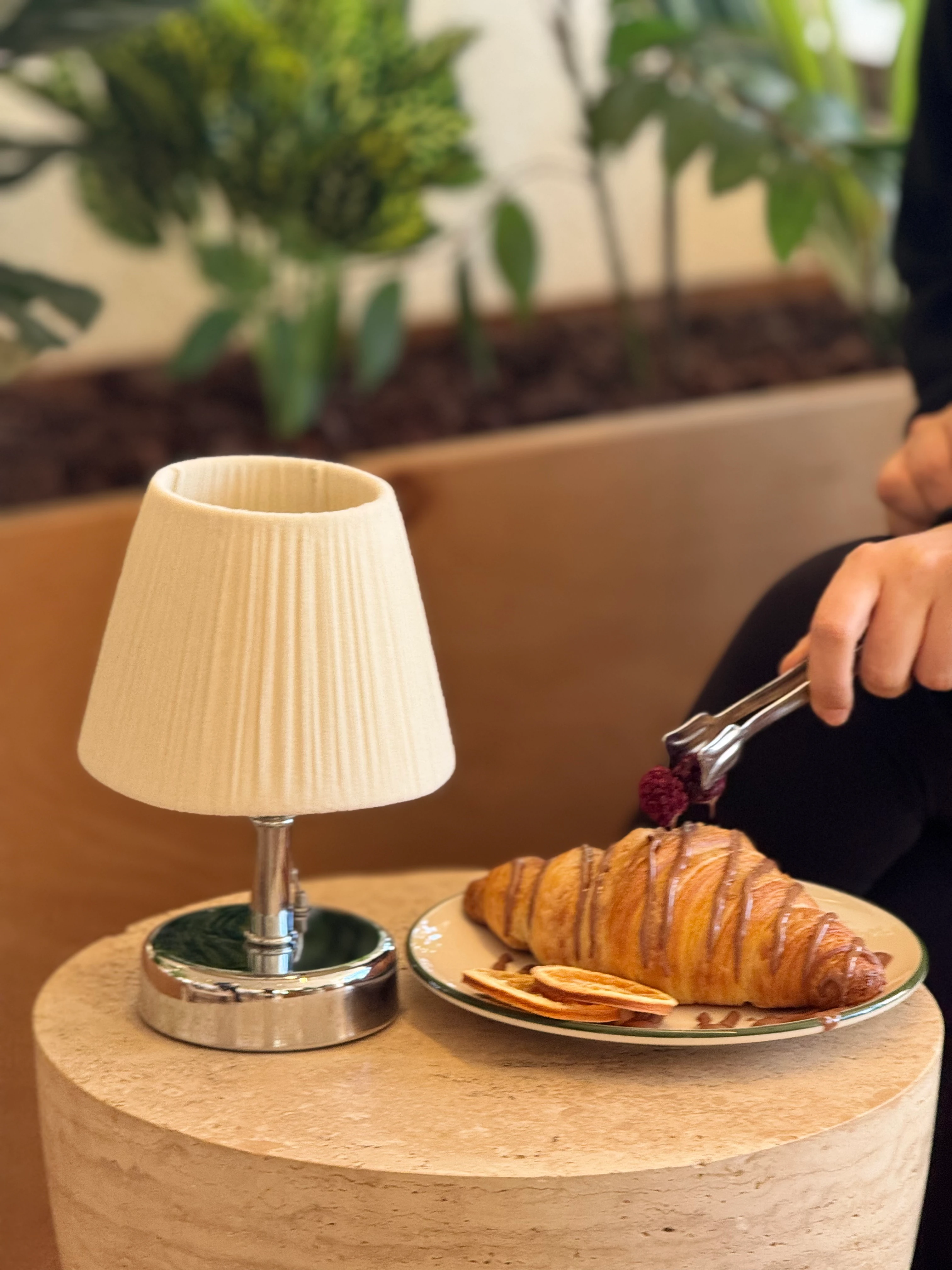 Krem Süet Kadife Kablosuz Şarjlı Masa Lambası 