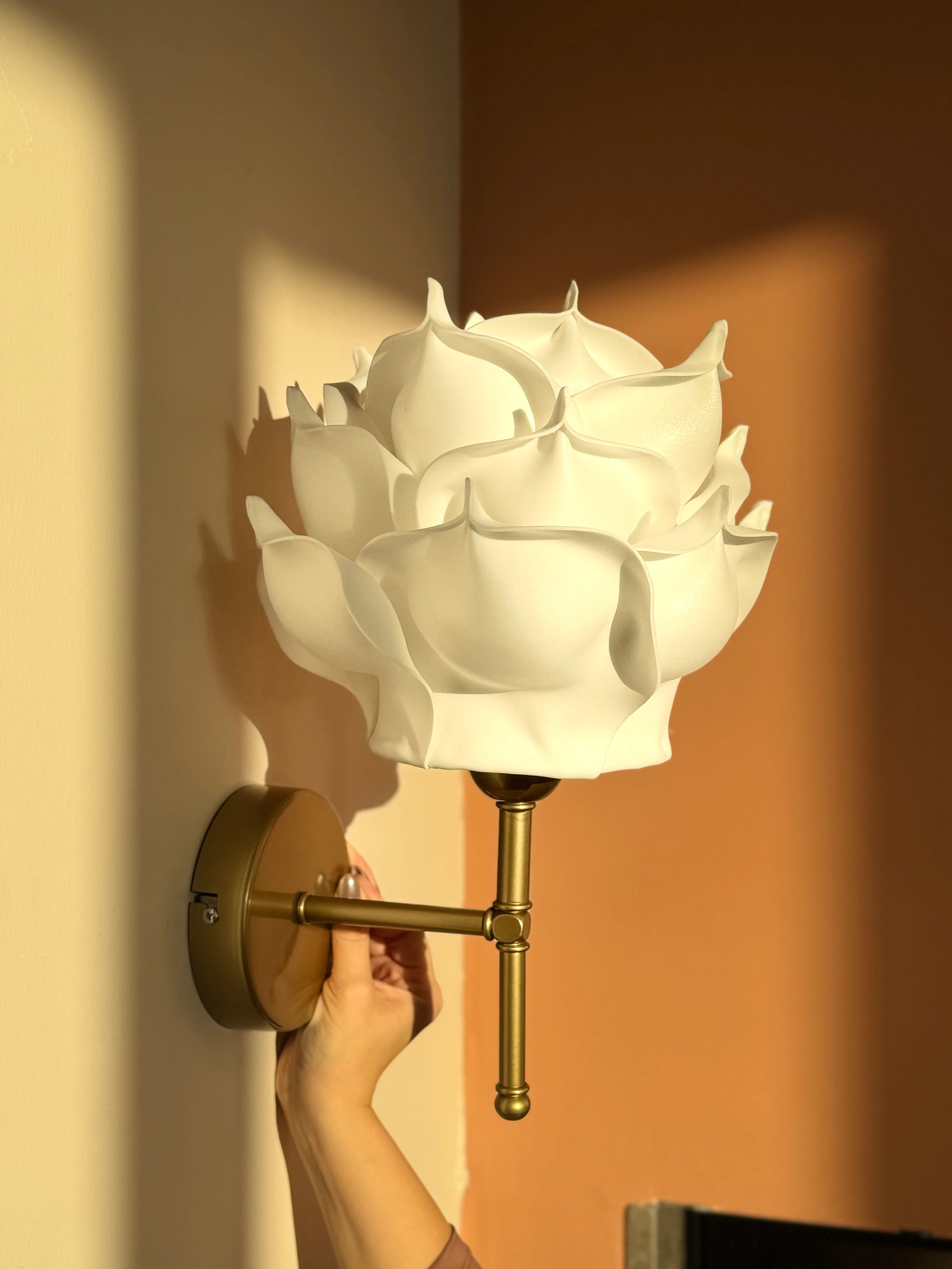 Beyaz Eva Gül Tasarım Kablosuz Pilli Duvar Aydınlatması Aplik - Alt Eskitme Gold
