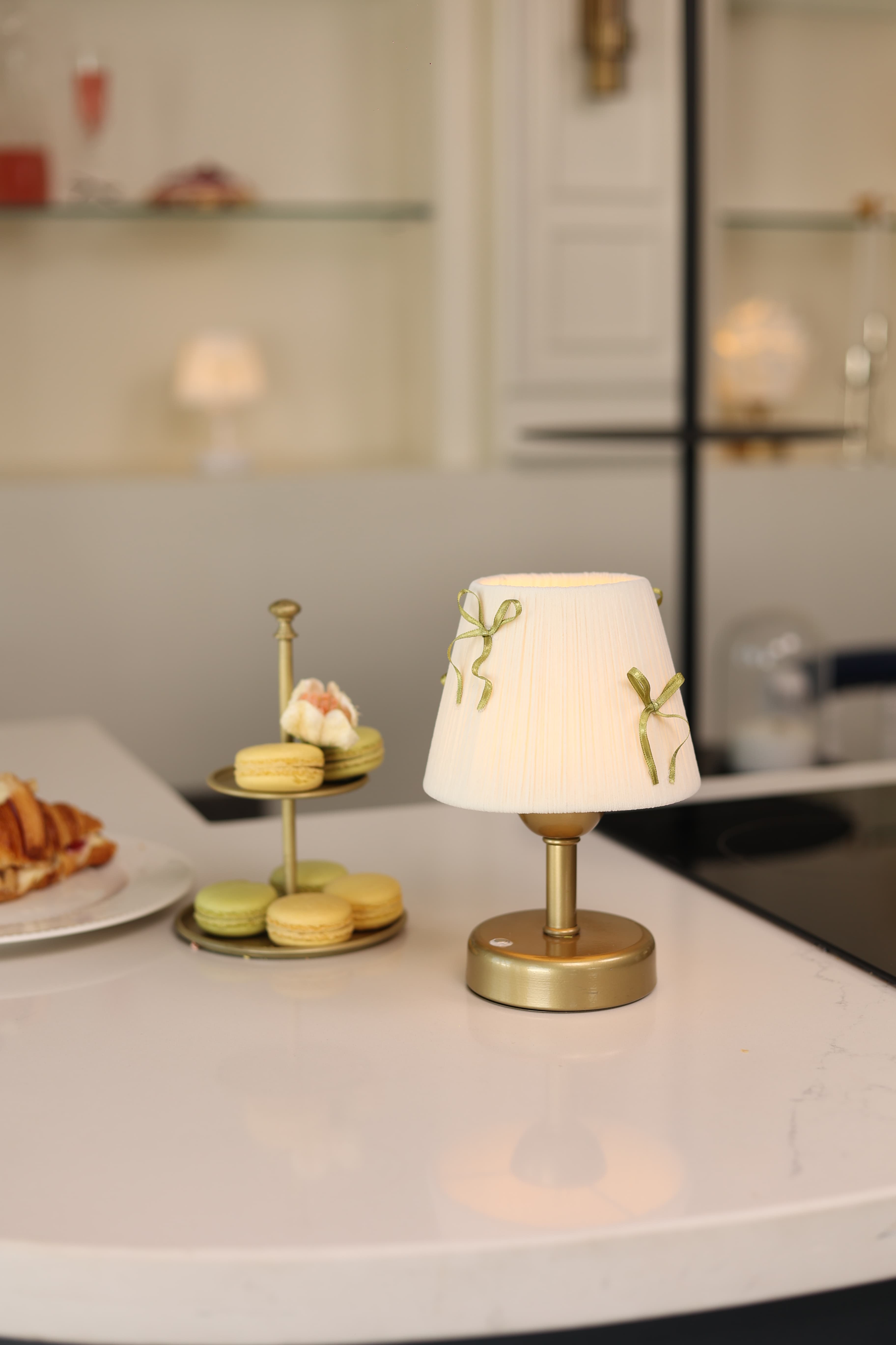 Krem Kadife Süet Gold Fiyonk Kablosuz Şarjlı Masa Lambası - Alt Eskitme Gold