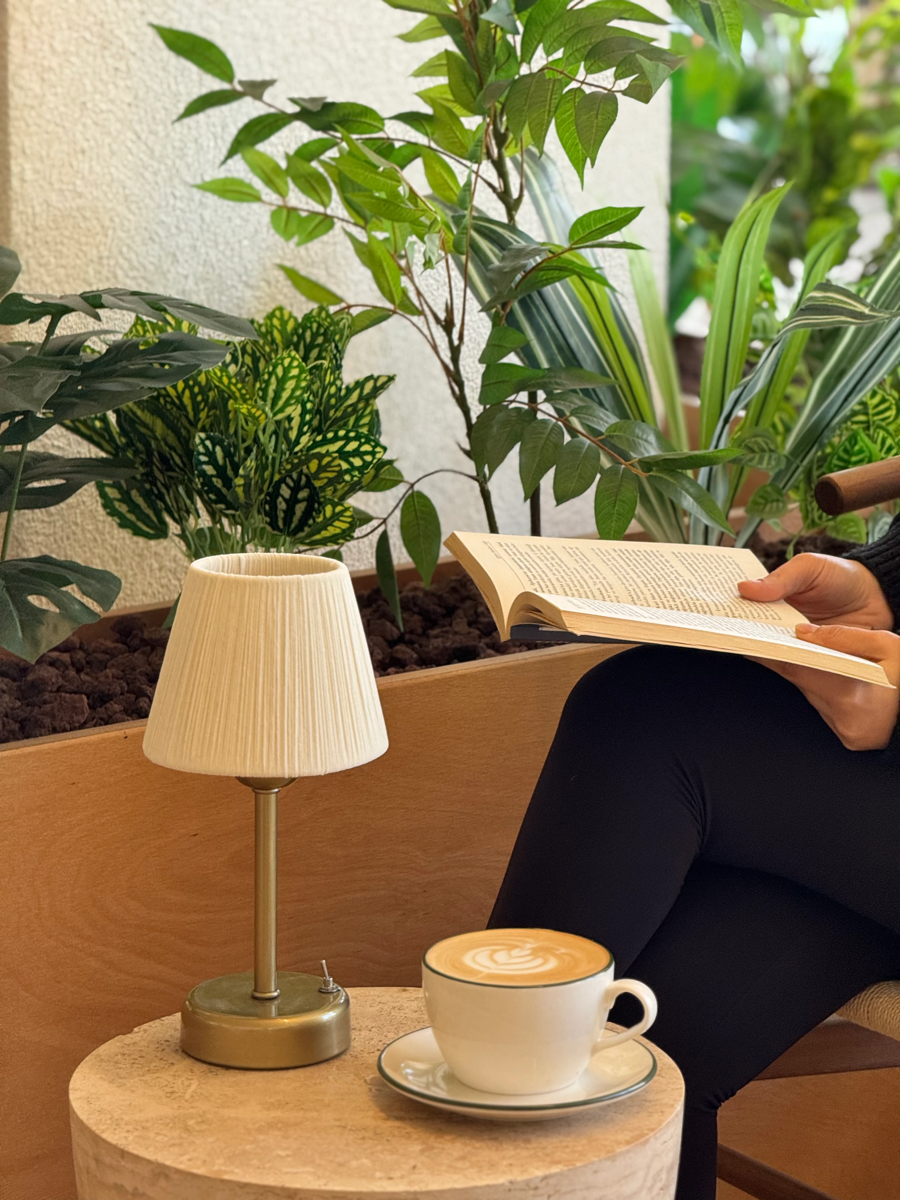 Krem Süet Kadife Kablosuz Pilli Masa Lambası - Alt Uzun