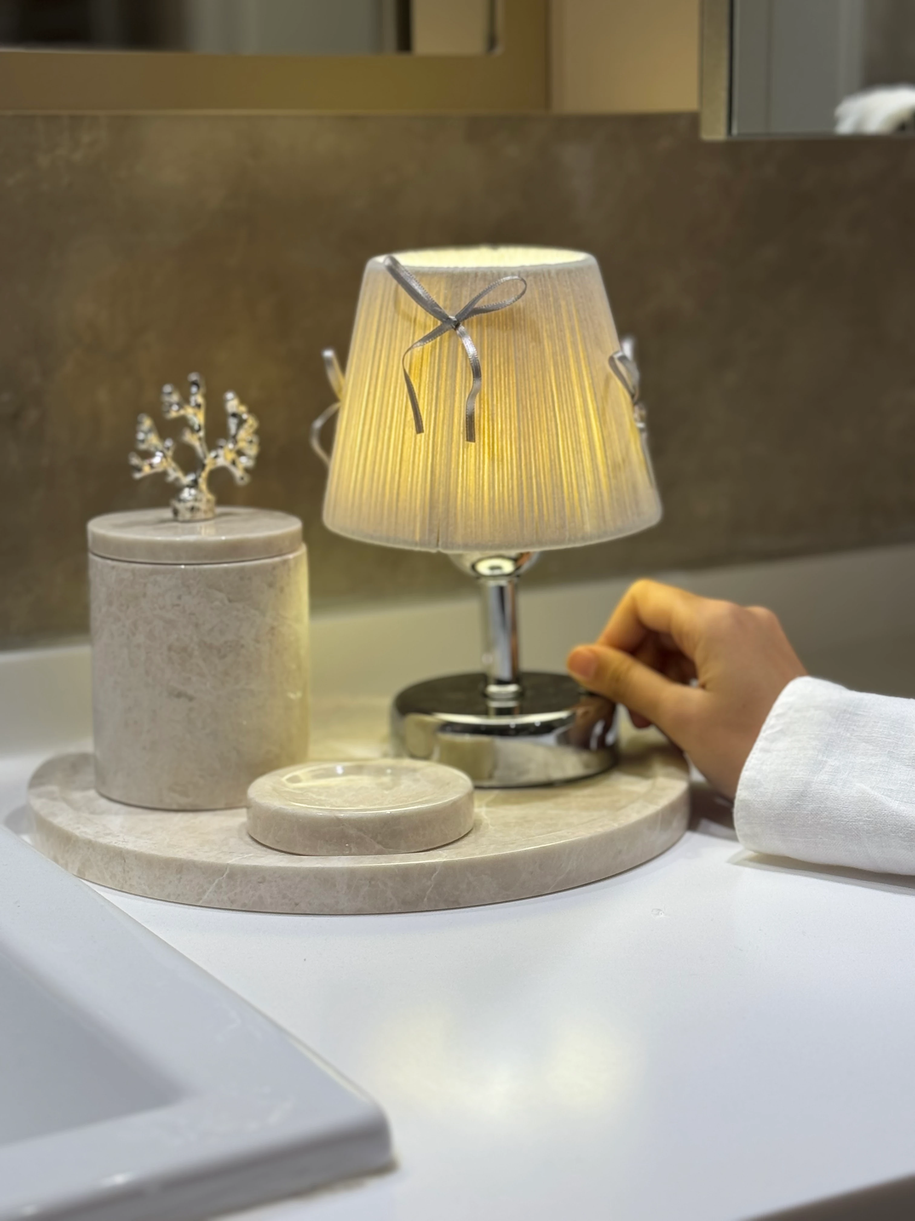 Krem Kadife Süet Gümüş Fiyonk Kablosuz Pilli Masa Lambası - Alt Gümüş