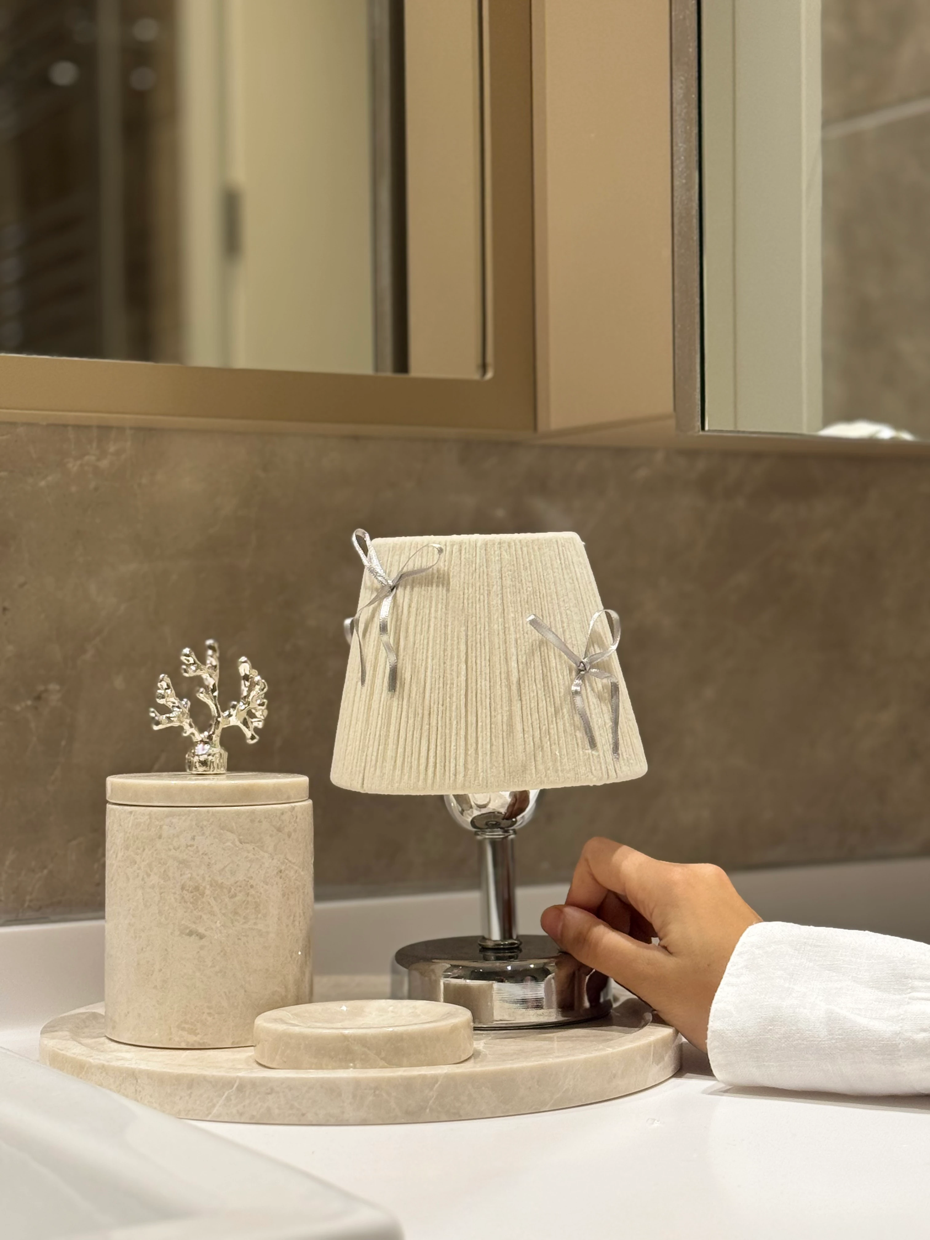 Krem Kadife Süet Gümüş Fiyonk Kablosuz Pilli Masa Lambası - Alt Gümüş