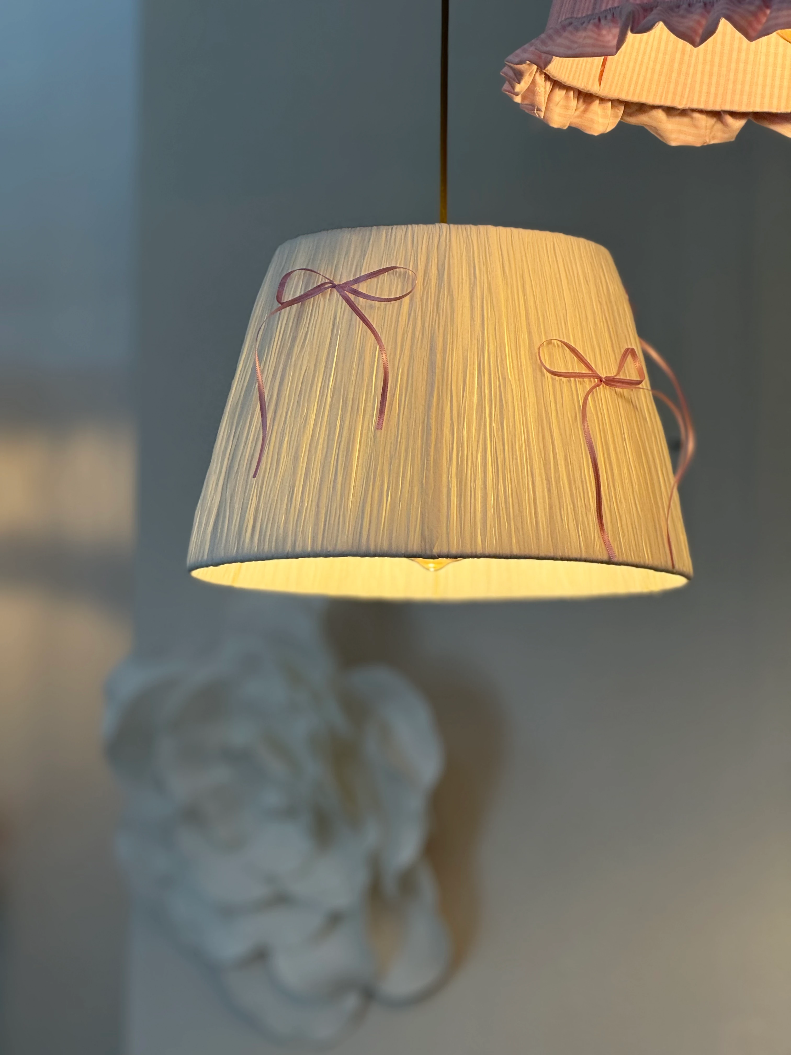 Pembe Fiyonk Beyaz Rafya Modern Avize