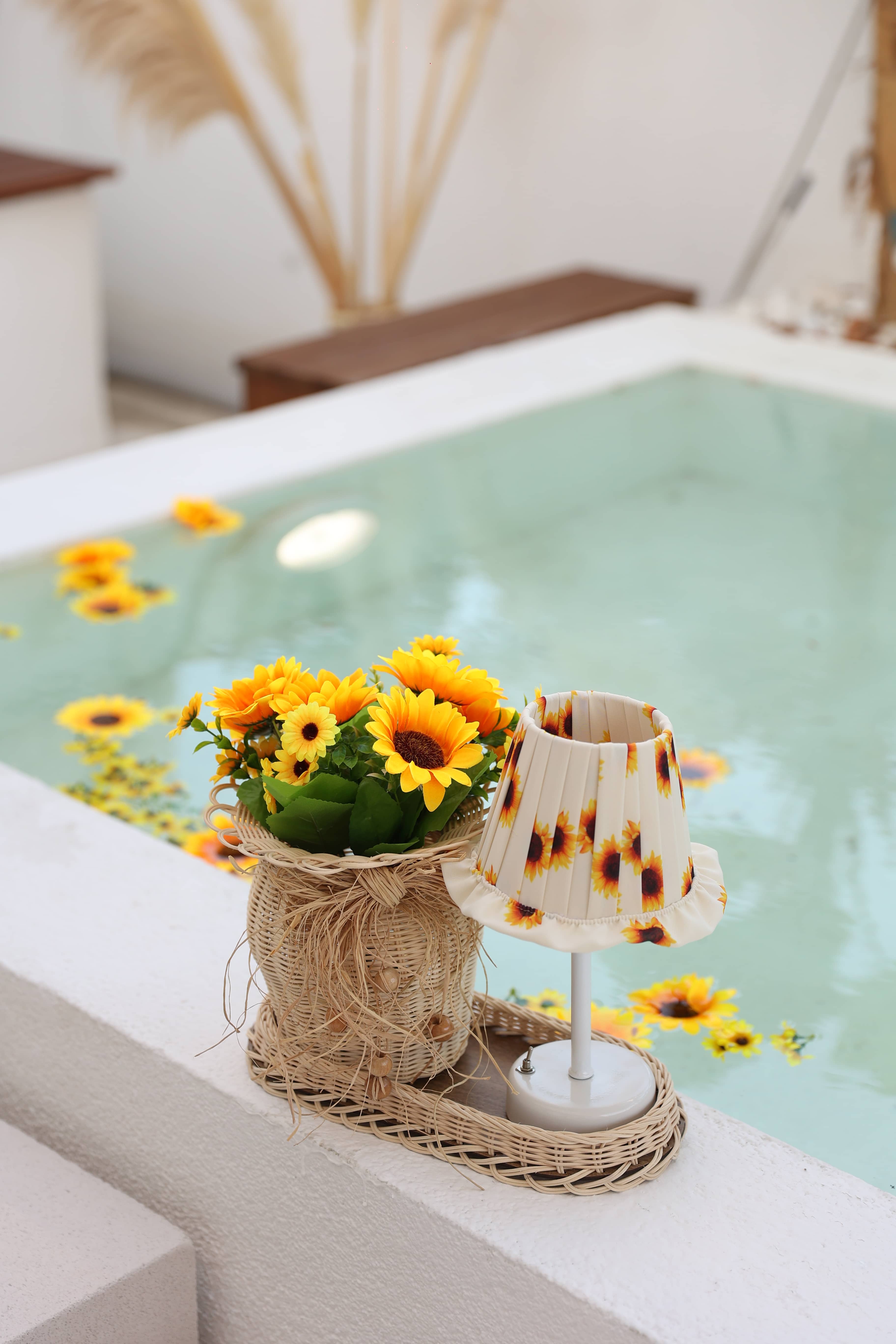 Ayçiçeği Pileli Fırfır Detaylı Sunflower Kablosuz Şarjlı Masa Lambası – Alt Uzun Beyaz