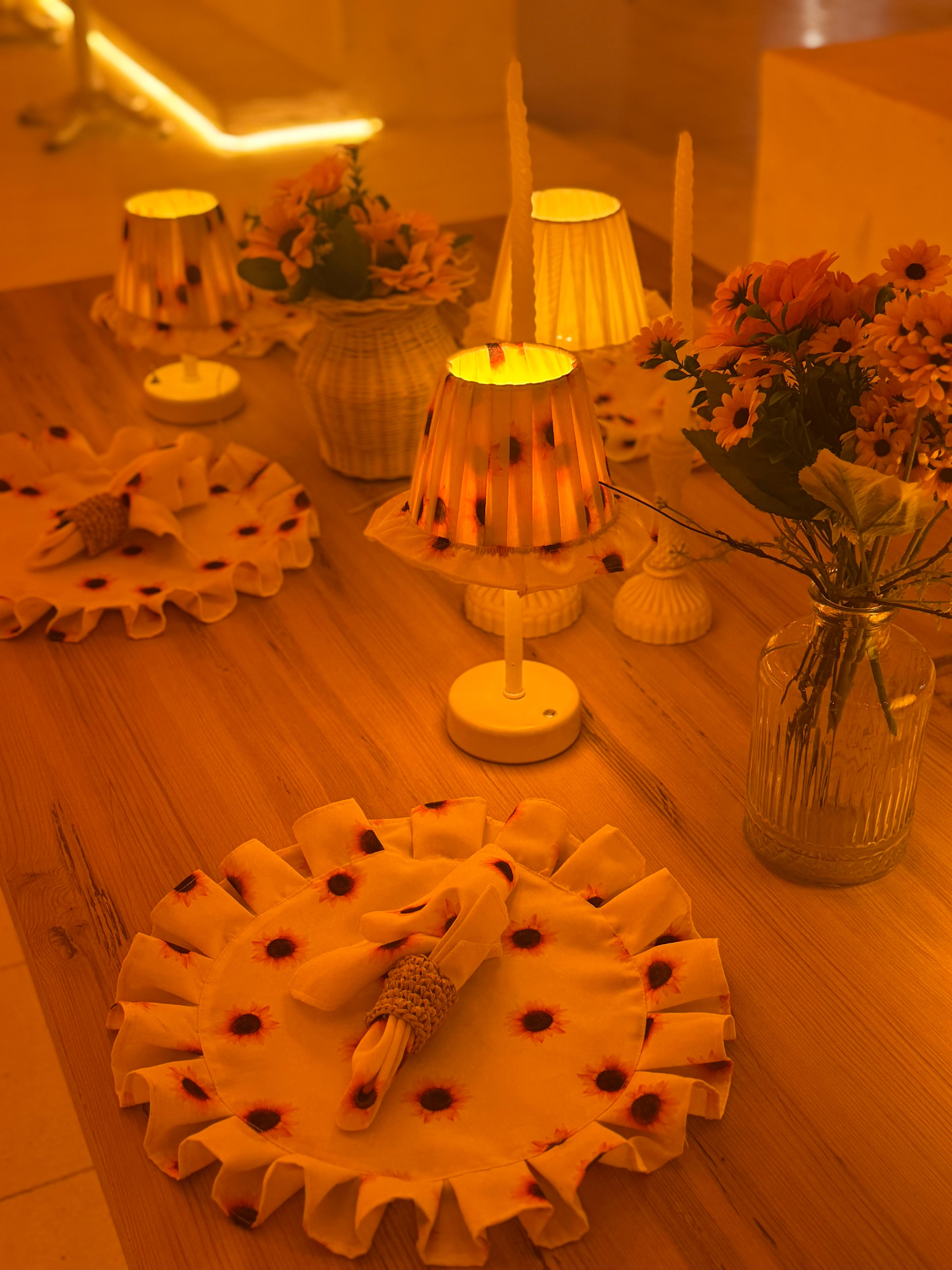 Ayçiçeği Pileli Fırfır Detaylı Sunflower Kablosuz Şarjlı Masa Lambası – Alt Uzun Beyaz