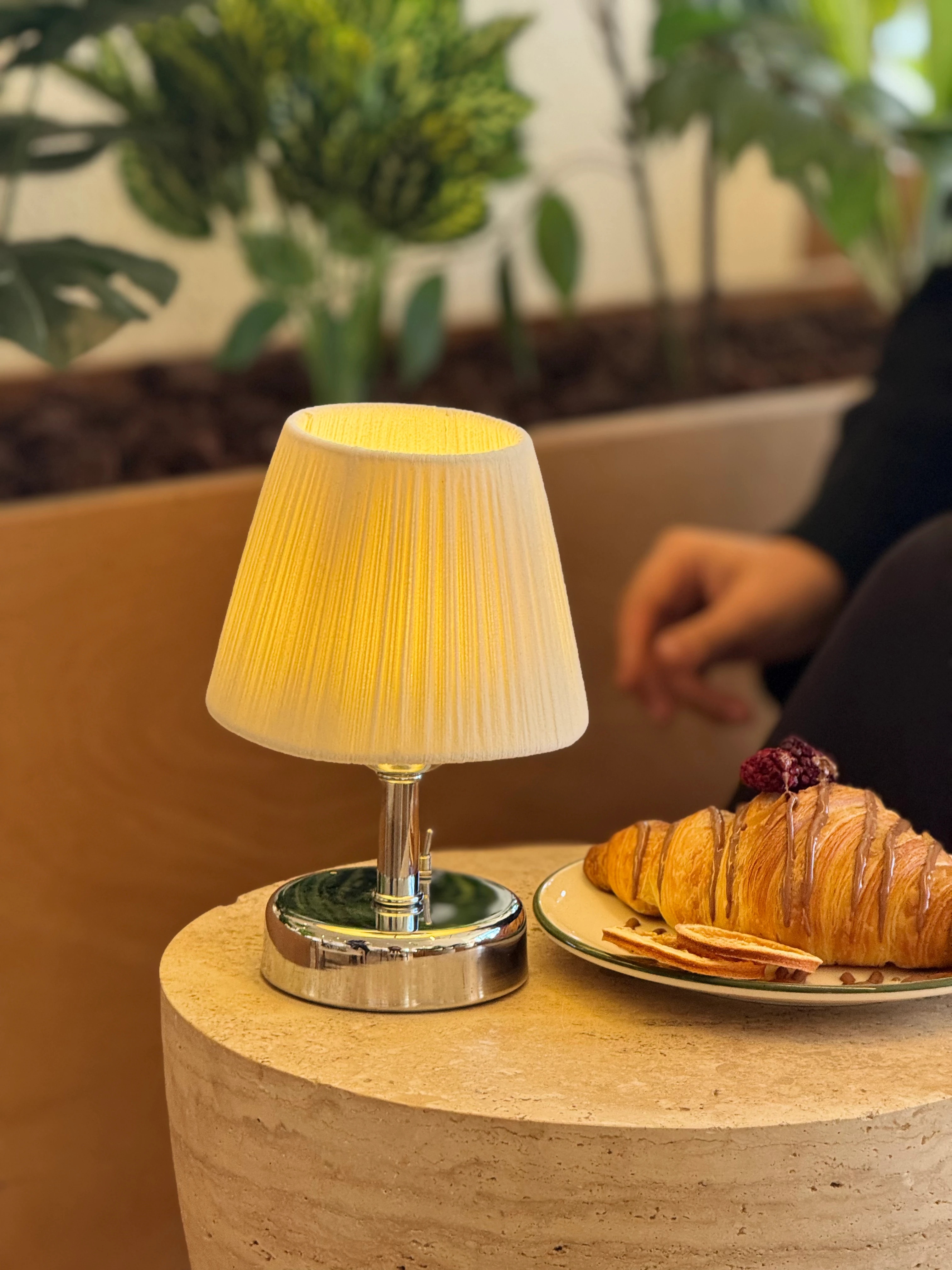 Krem Süet Kadife Kablosuz Şarjlı Masa Lambası 