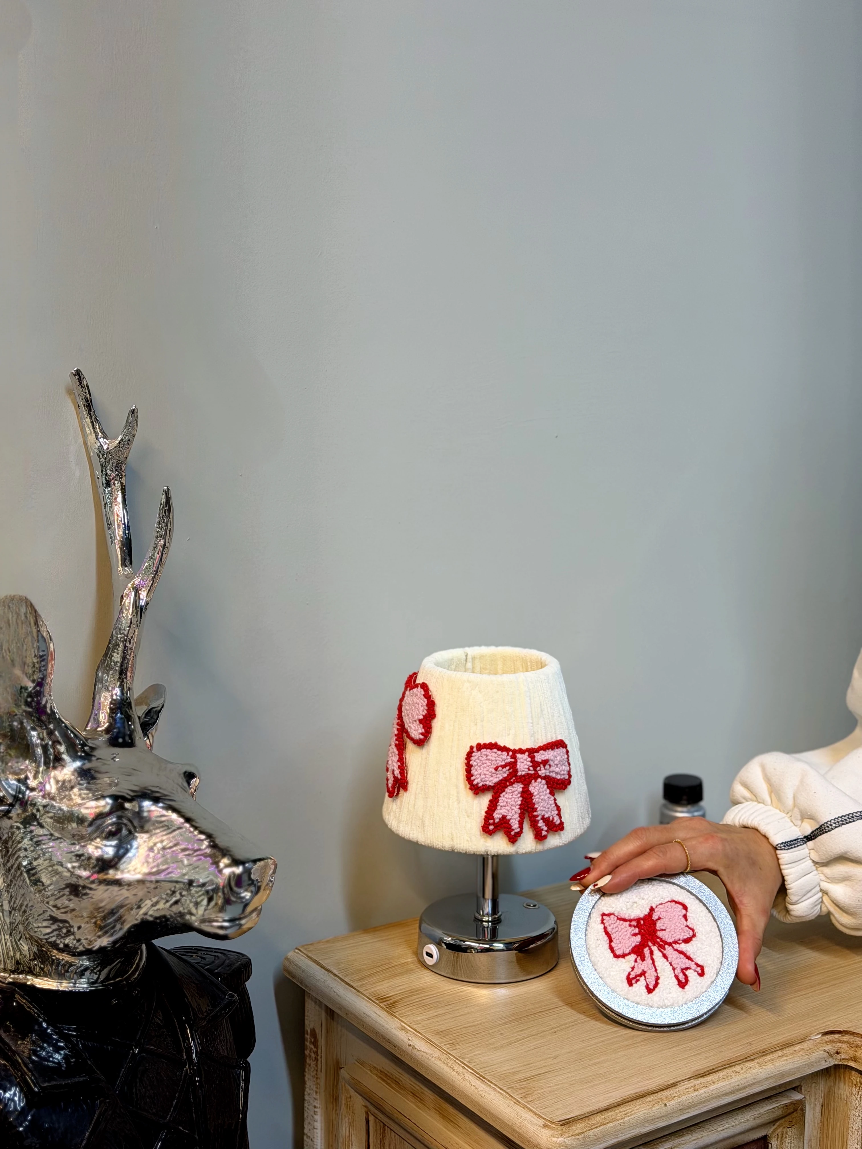 Punch Kadife Pembe - Kırmızı Fiyonk Şarjlı Masa Lambası - Alt Gümüş