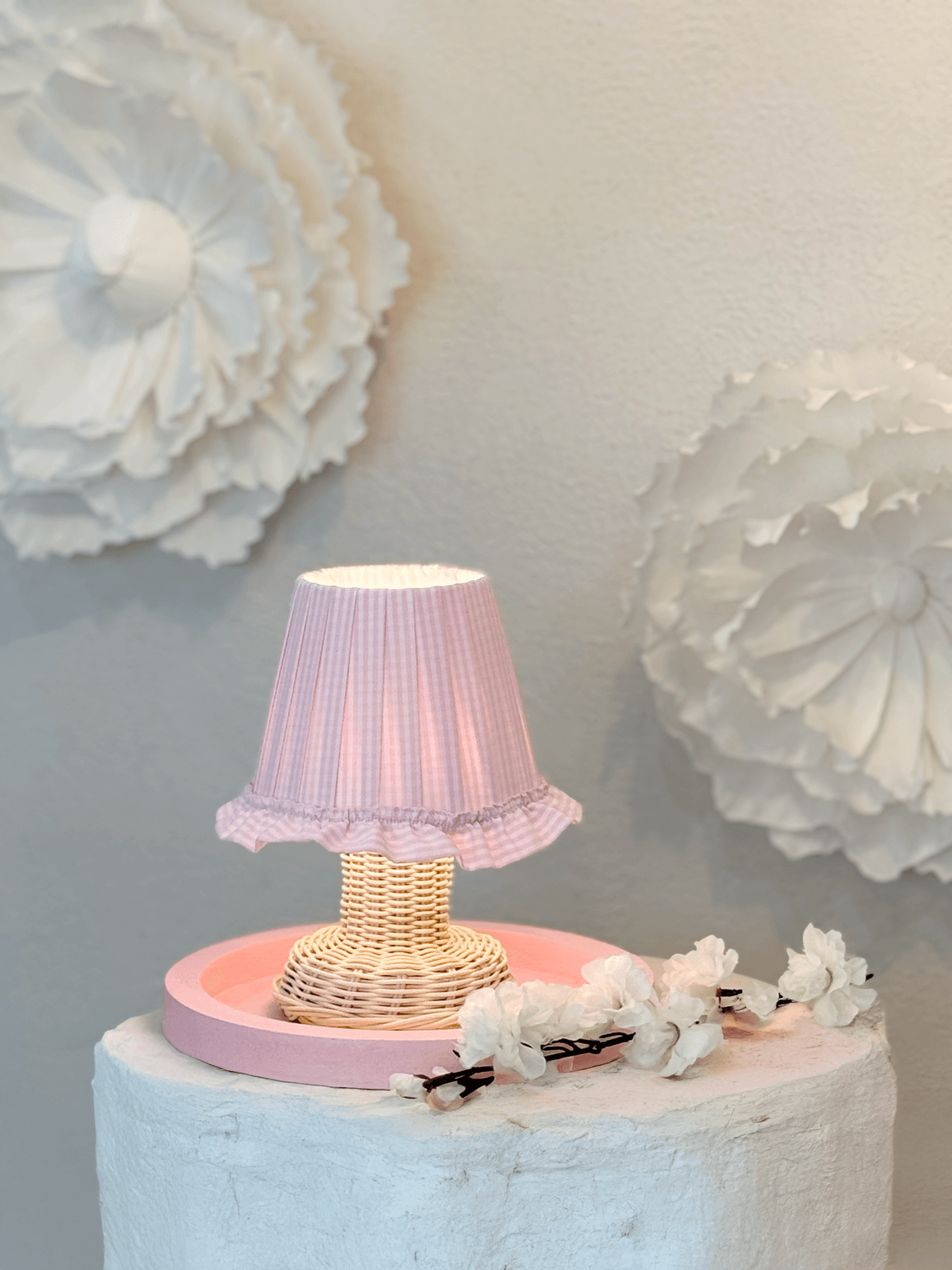 Pinky Pembe Pötikare Desen Kumaş Rattan Ayaklı Kablosuz Gece Masa Lambası