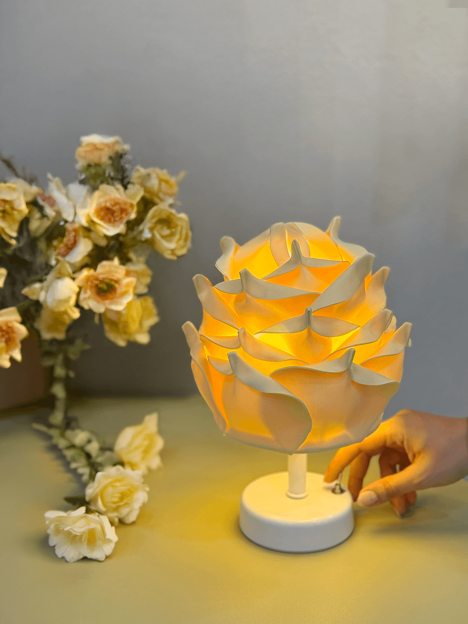 Butter Yellow - Sarı Eva Gül Tasarım Kablosuz Pilli Masa Lambası - Alt Beyaz (Tüm Boy 30 cm)