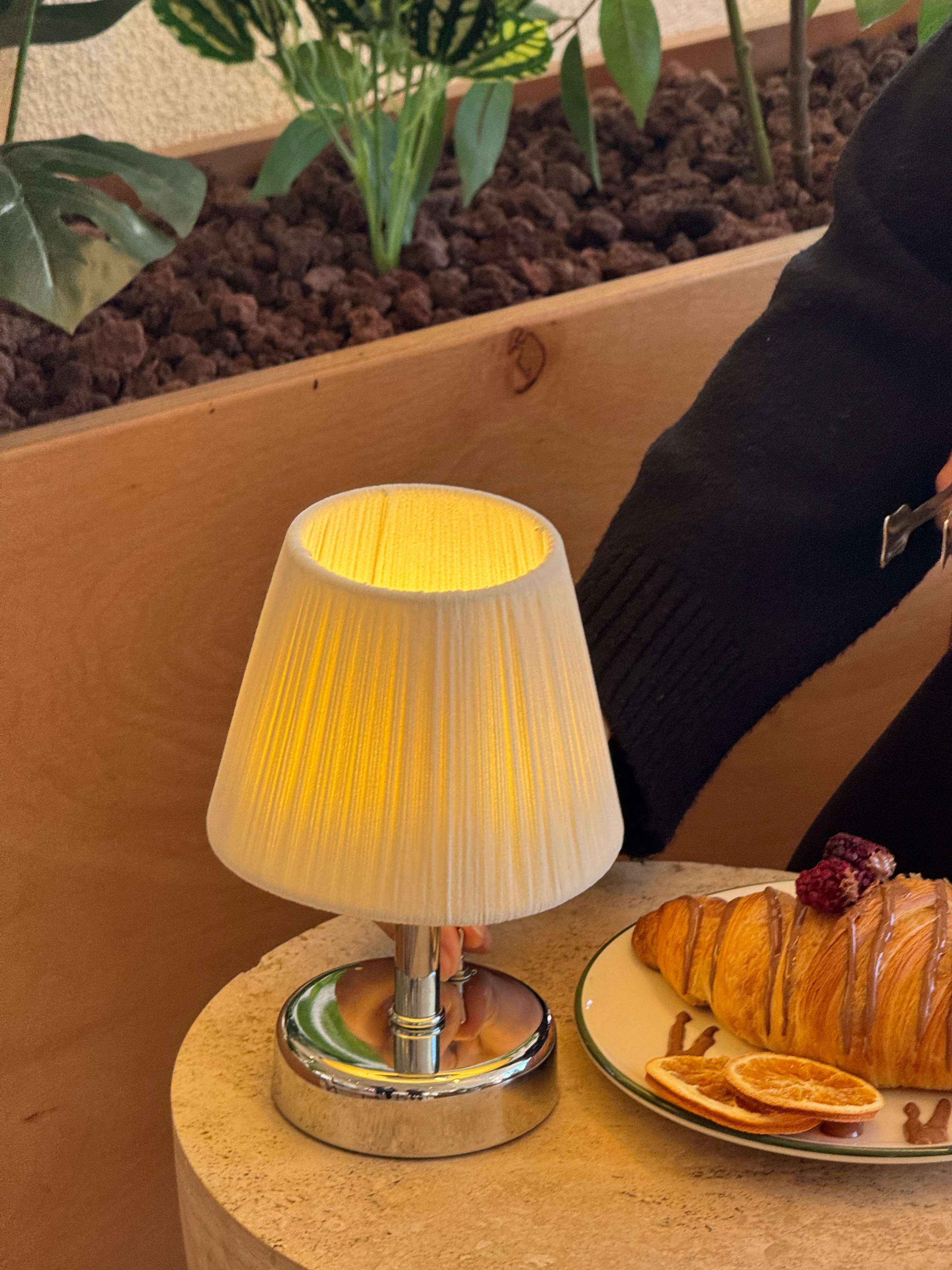 Krem Süet Kadife Kablosuz Şarjlı Masa Lambası 