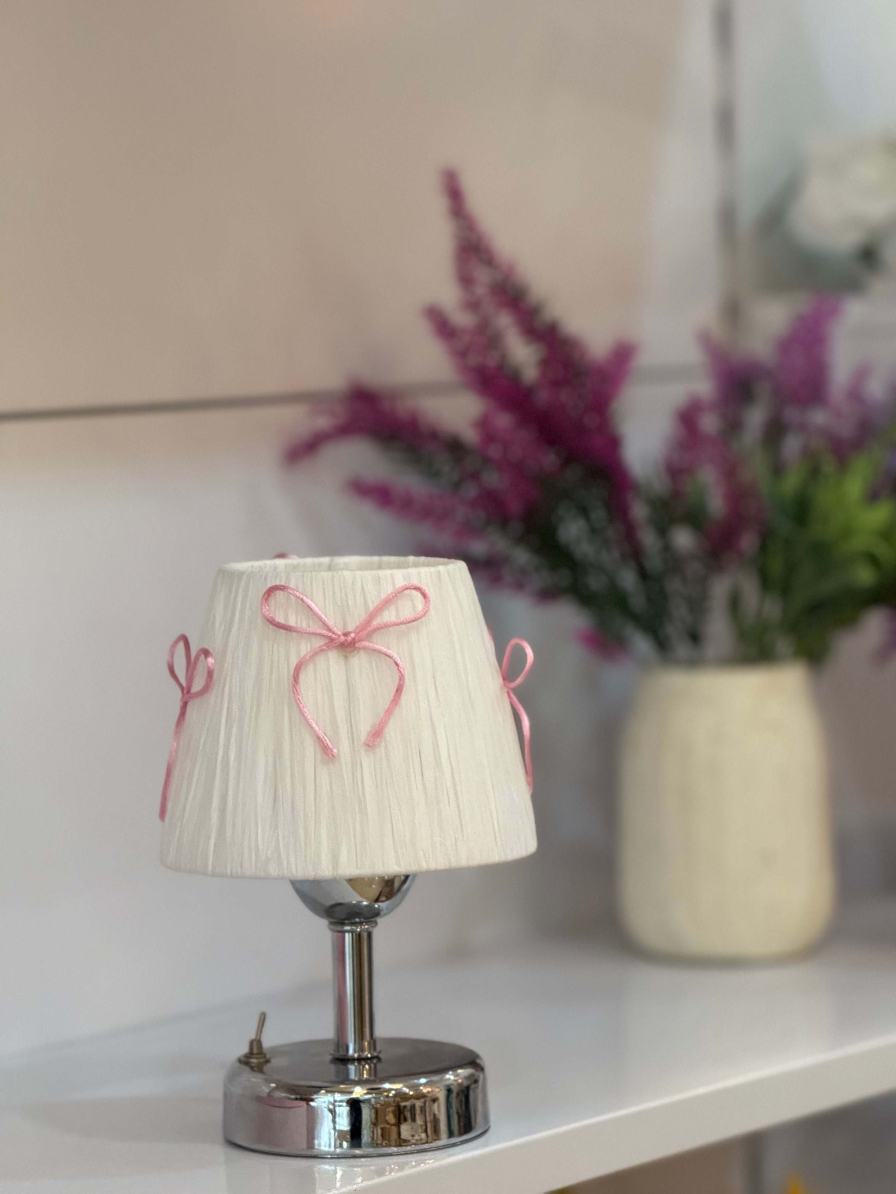 Candy Pembe Fiyonk Beyaz Rafya Kablosuz Masa Lambası - Alt Gümüş