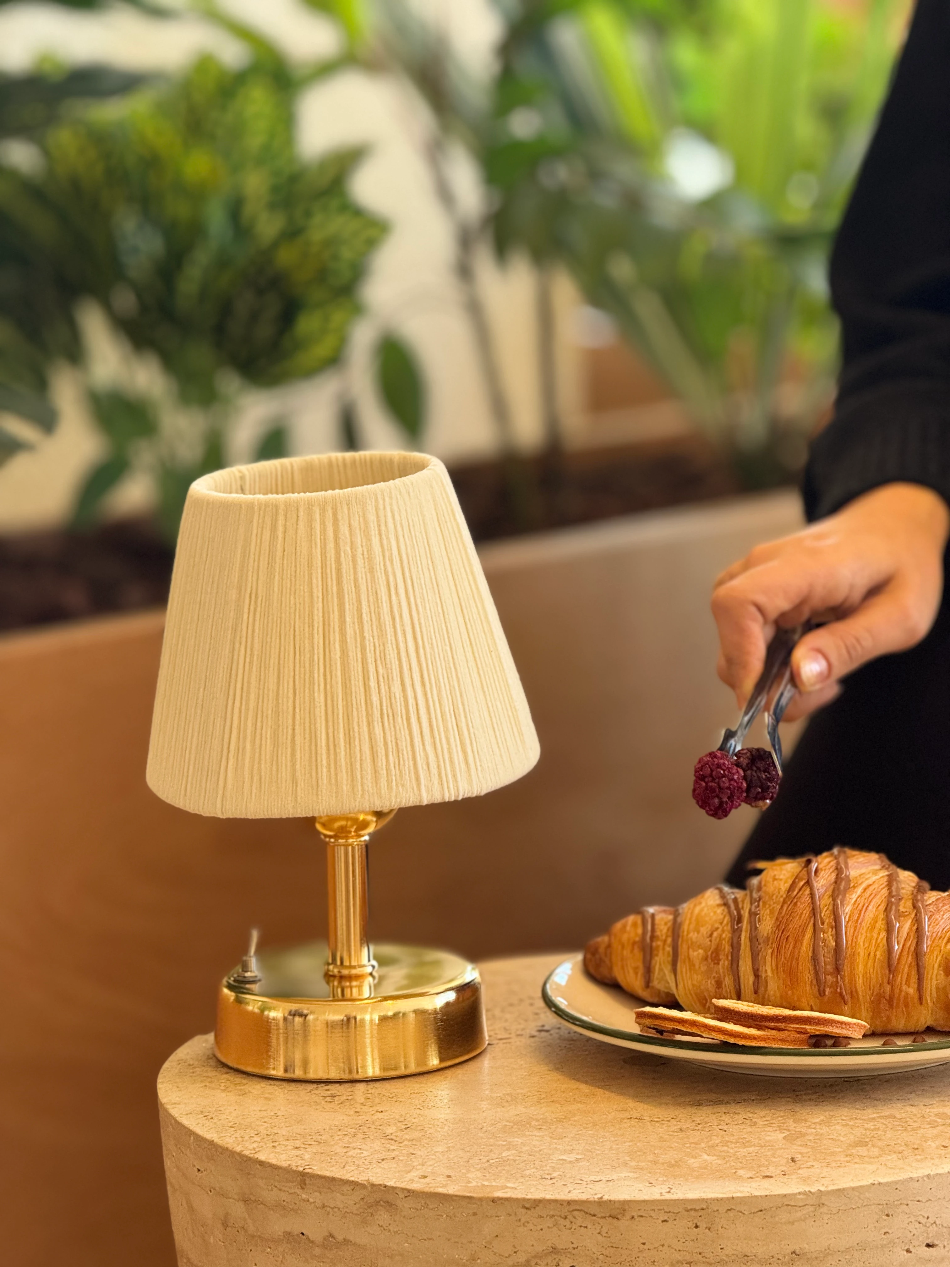 Krem Kadife Süet Kablosuz Pilli Masa Lambası - Alt Parlak Gold