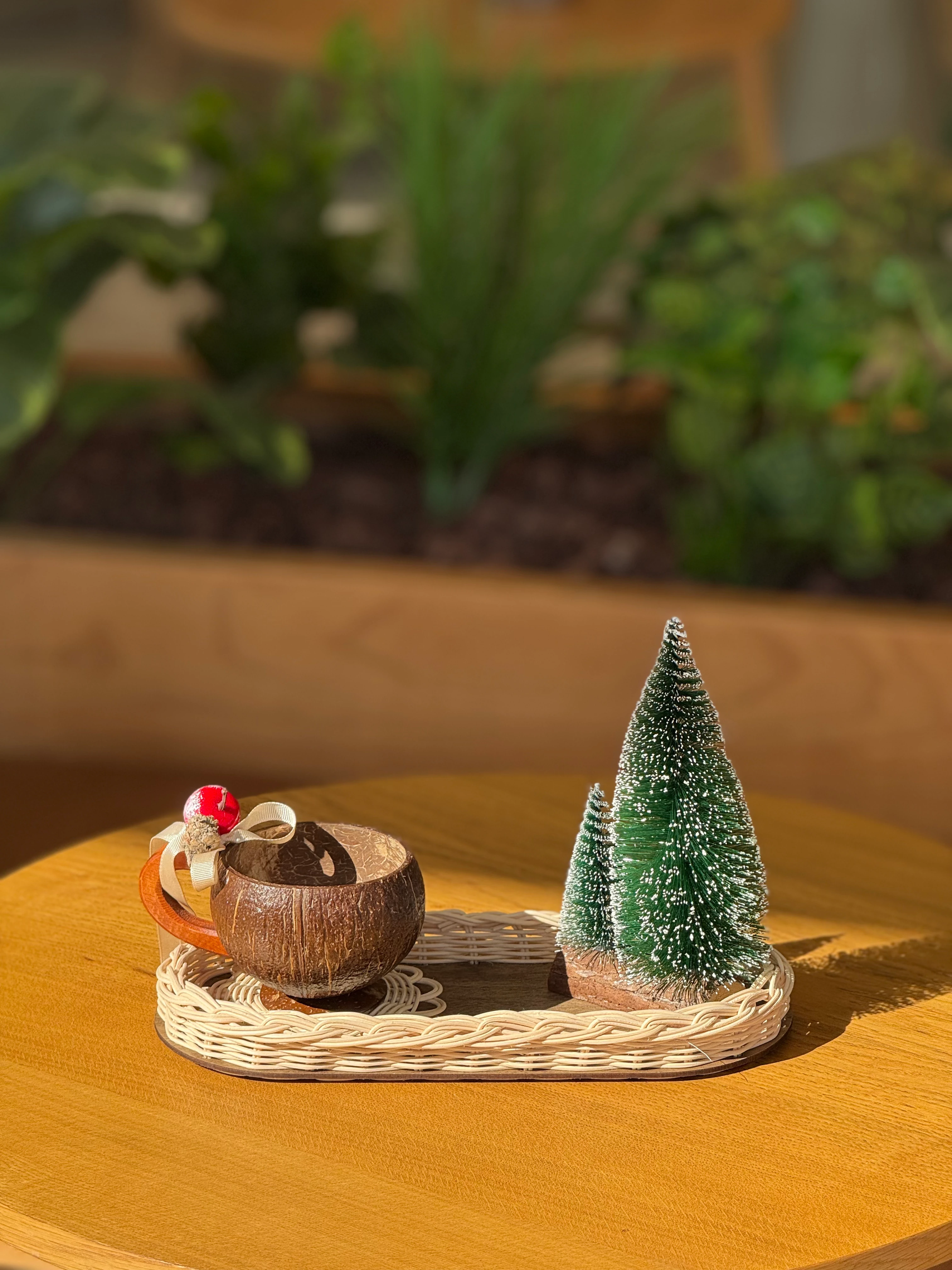 Doğal Rattan 4’lü Kış Dekoru Seti – Tepsi, Kupa, Bardak Altlığı, Mini Çam Ağacı