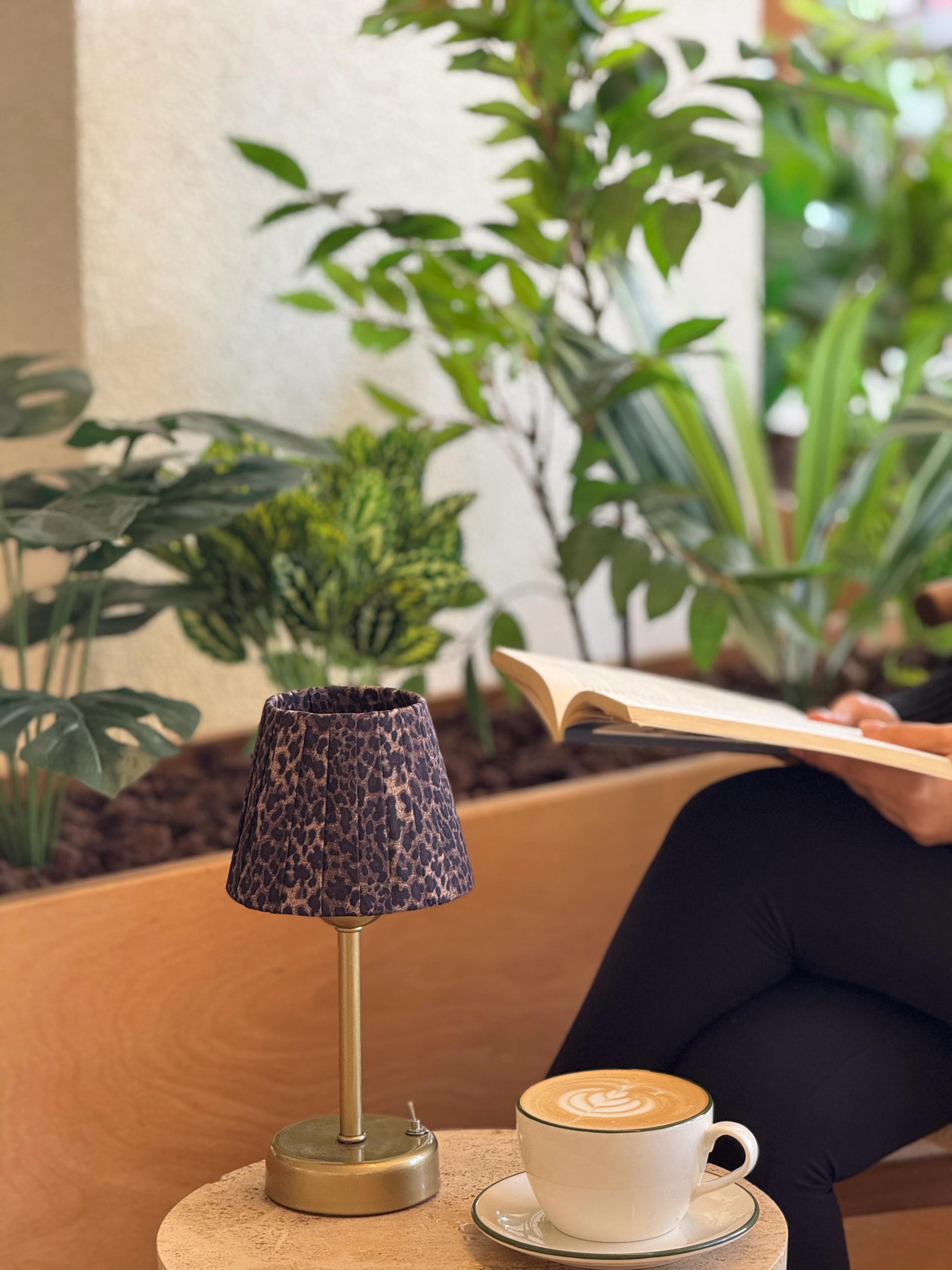 Kahverengi Leopar Desenli Kumaş Kablosuz Pilli Masa Lambası - Alt Uzun Eskitme Gold