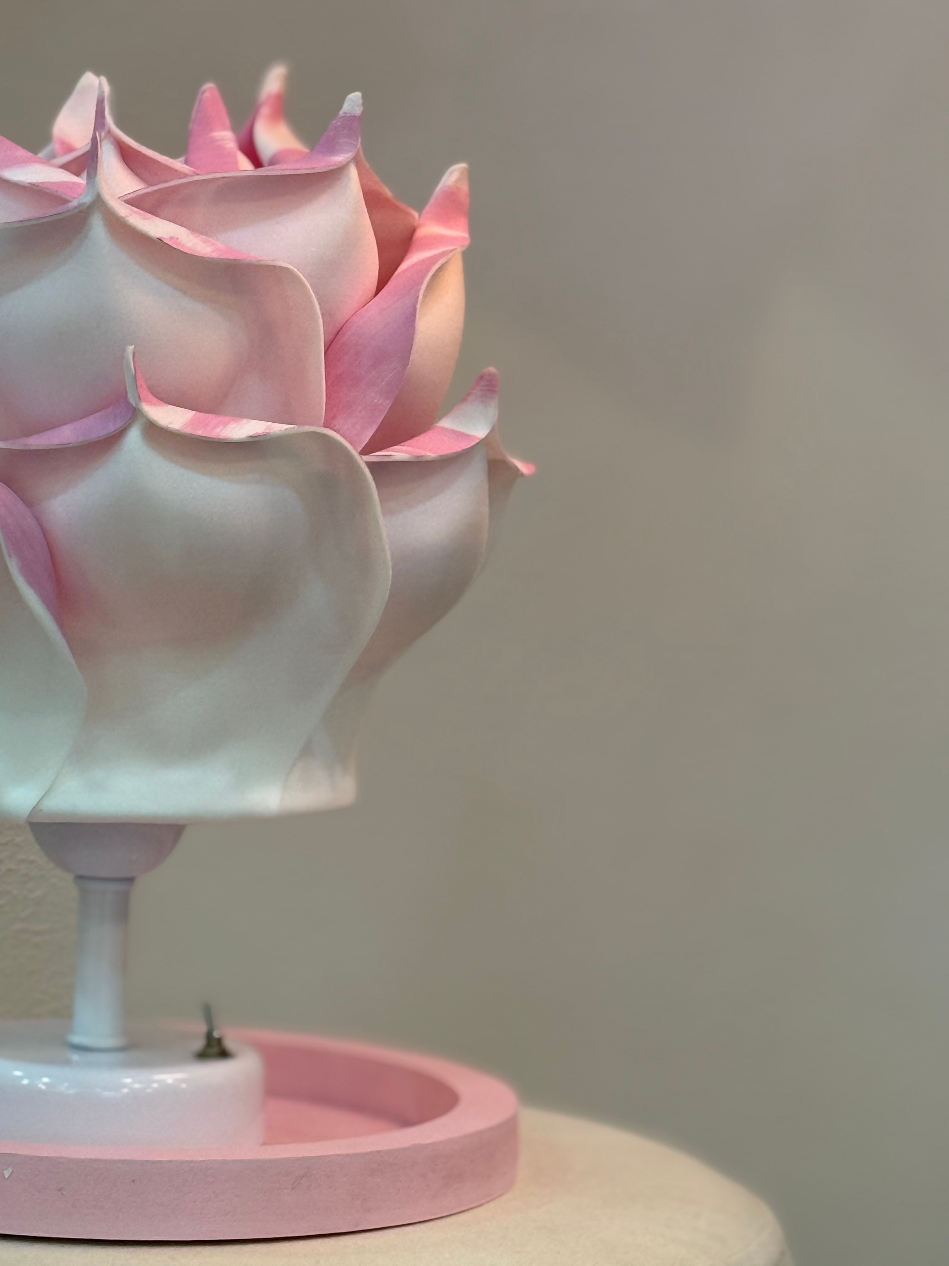 Pembe Detaylı Eva Gül Tasarım Kablosuz Masa Lambası - Alt Beyaz