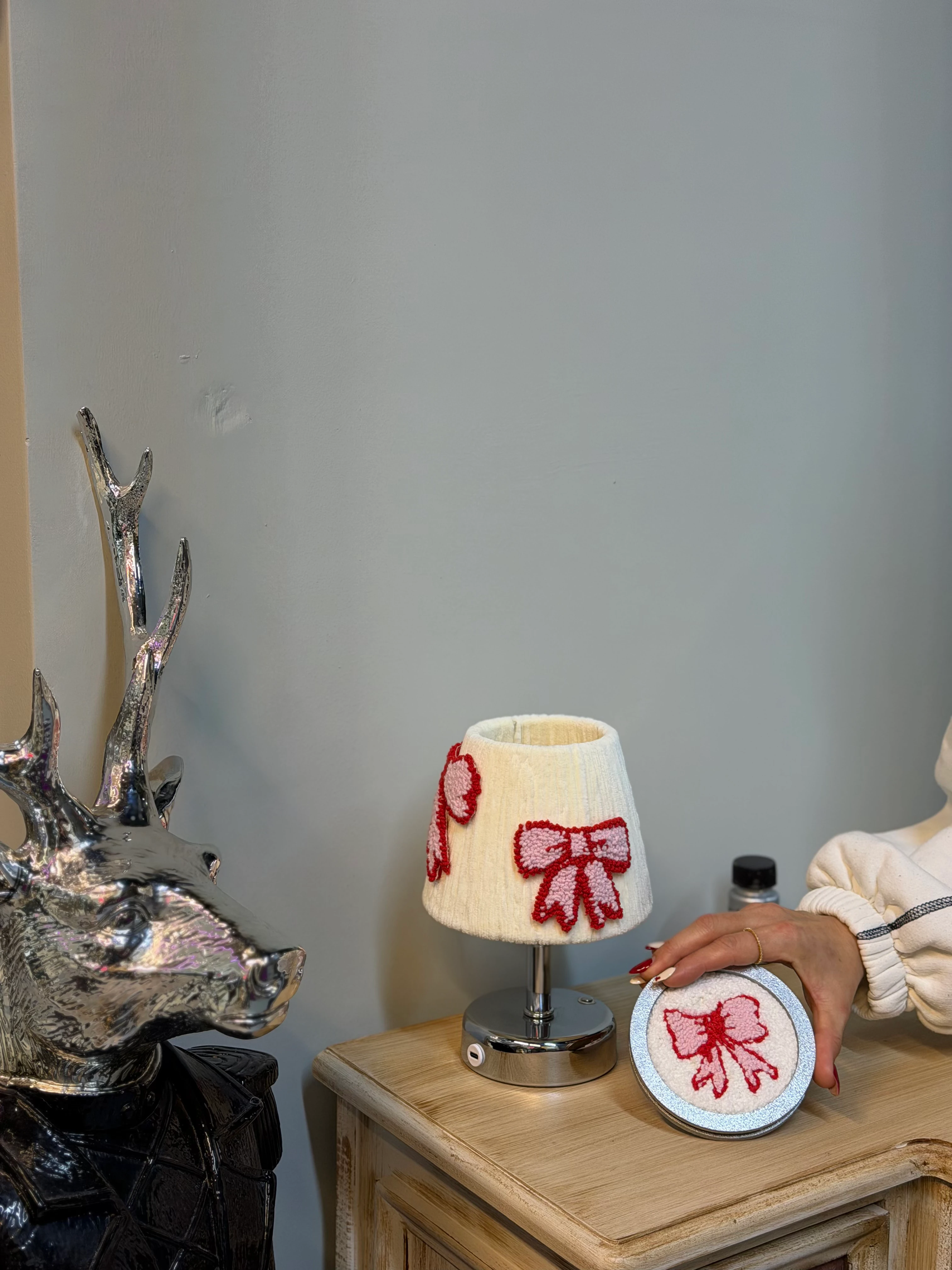 Punch Kadife Pembe - Kırmızı Fiyonk Şarjlı Masa Lambası - Alt Gümüş