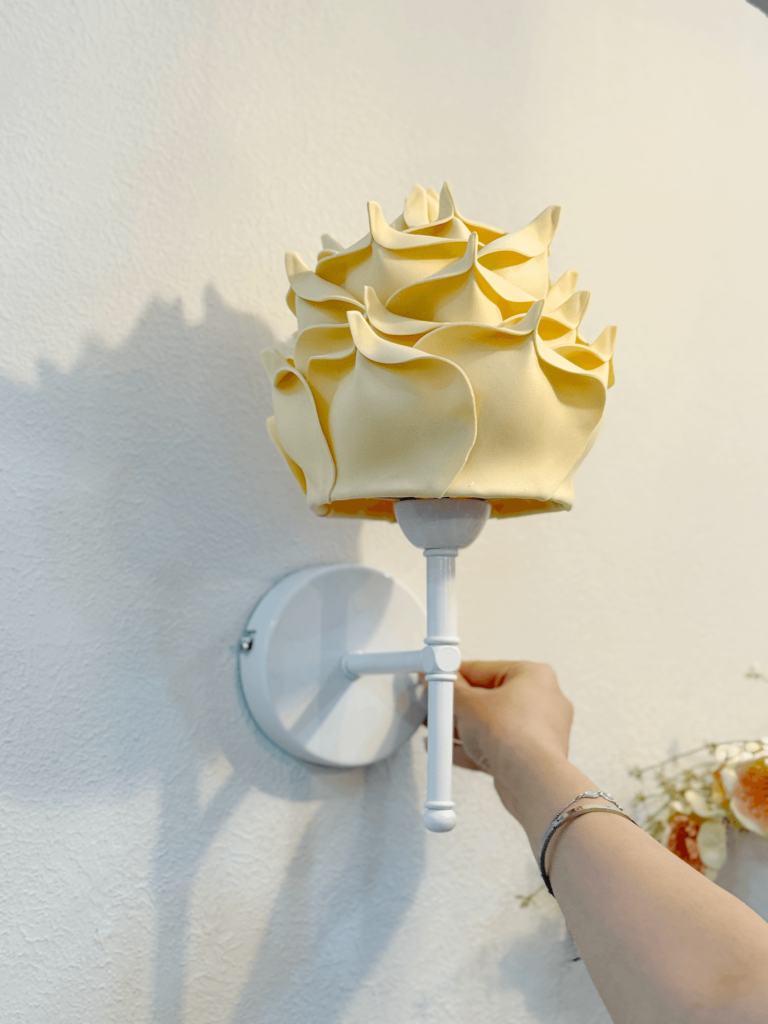 Butter Yellow - Sarı Eva Gül Tasarım Kablosuz Pilli Aplik - Alt Beyaz Tüm Boy 35 cm)