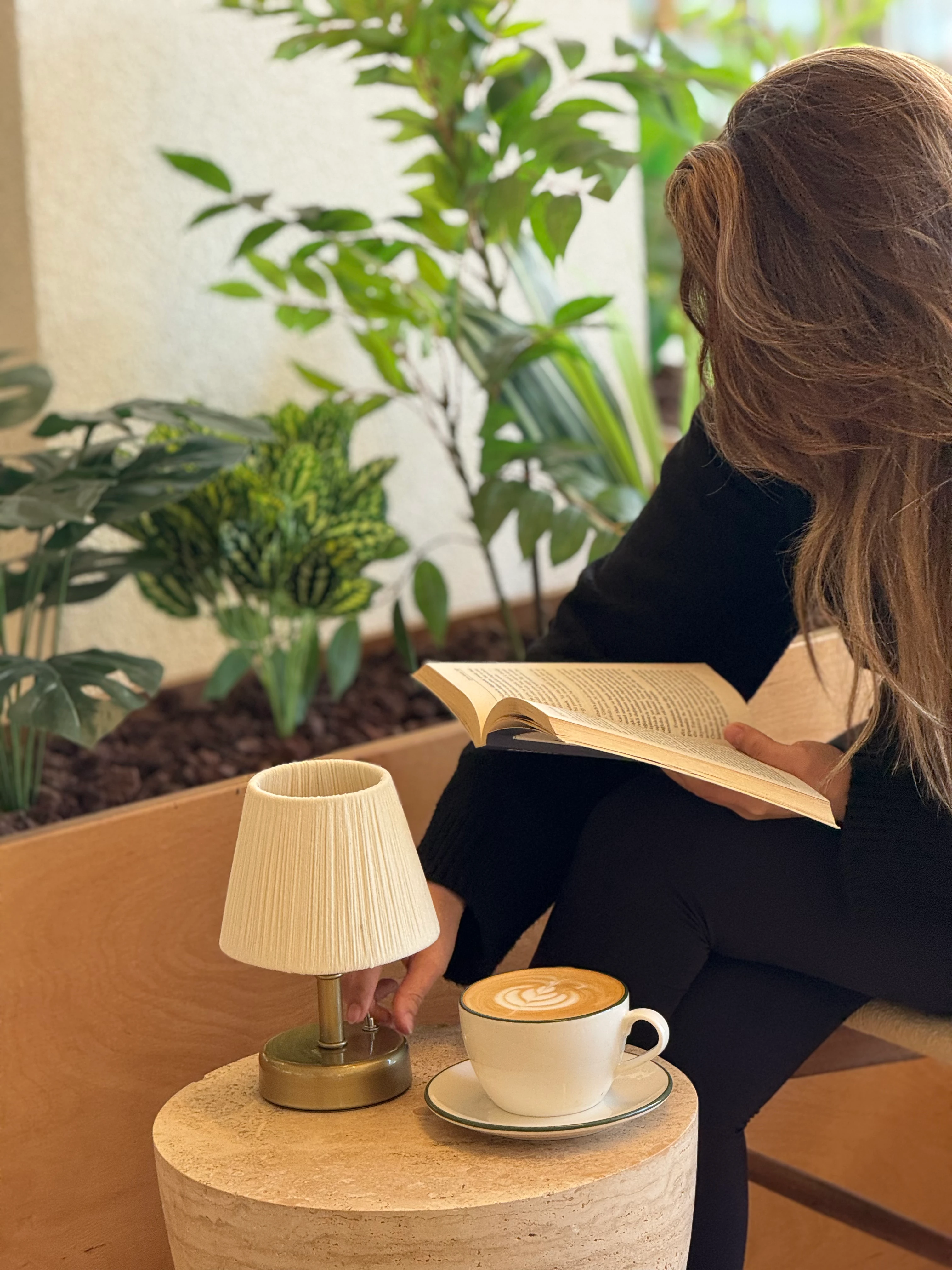 Krem Süet Kadife Kablosuz Pilli Masa Lambası - Alt Eskitme Gold 