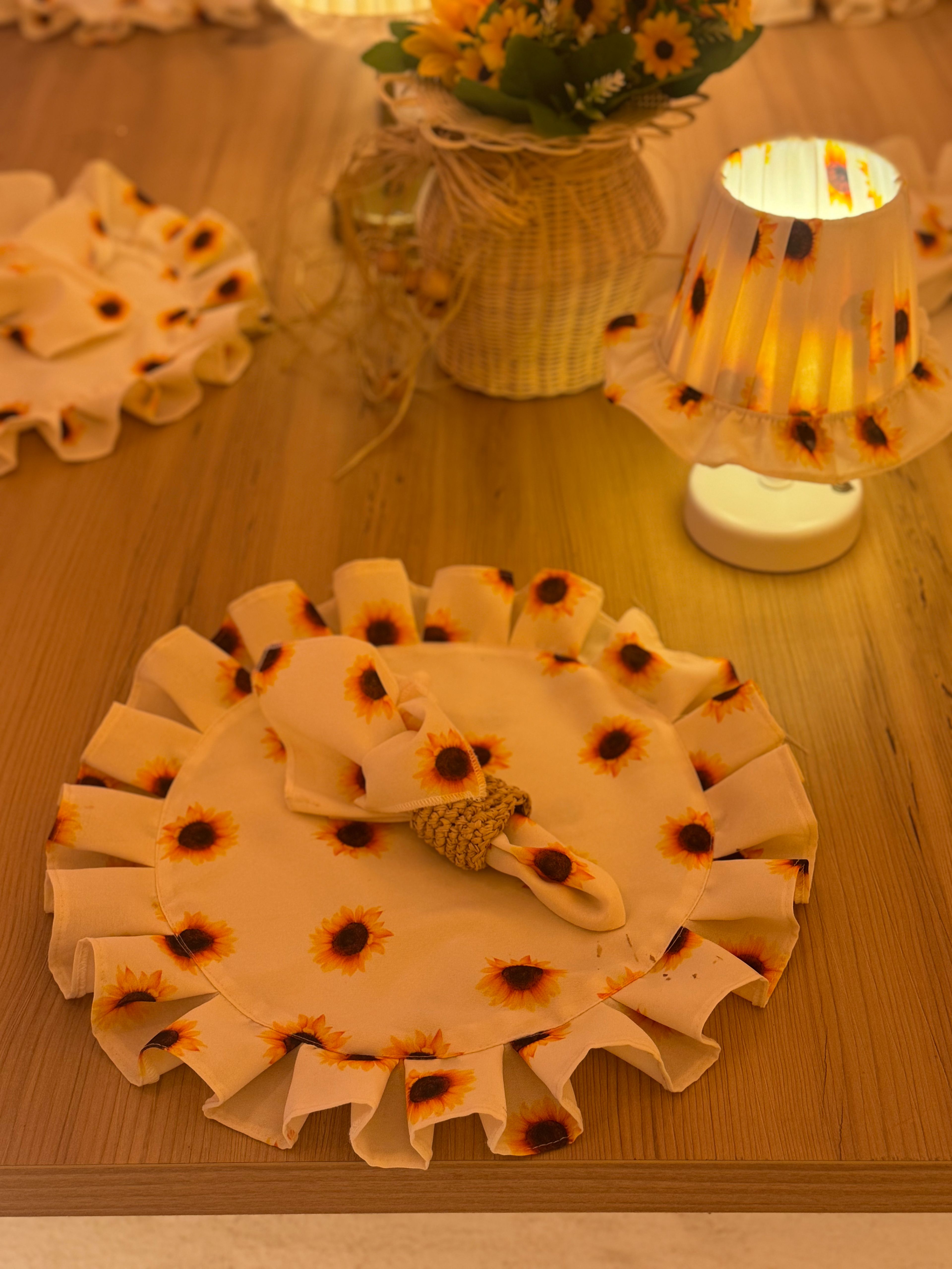 Ayçiçeği Pileli Fırfır Detaylı Sunflower Kablosuz Pilli Masa Lambası – Alt Beyaz