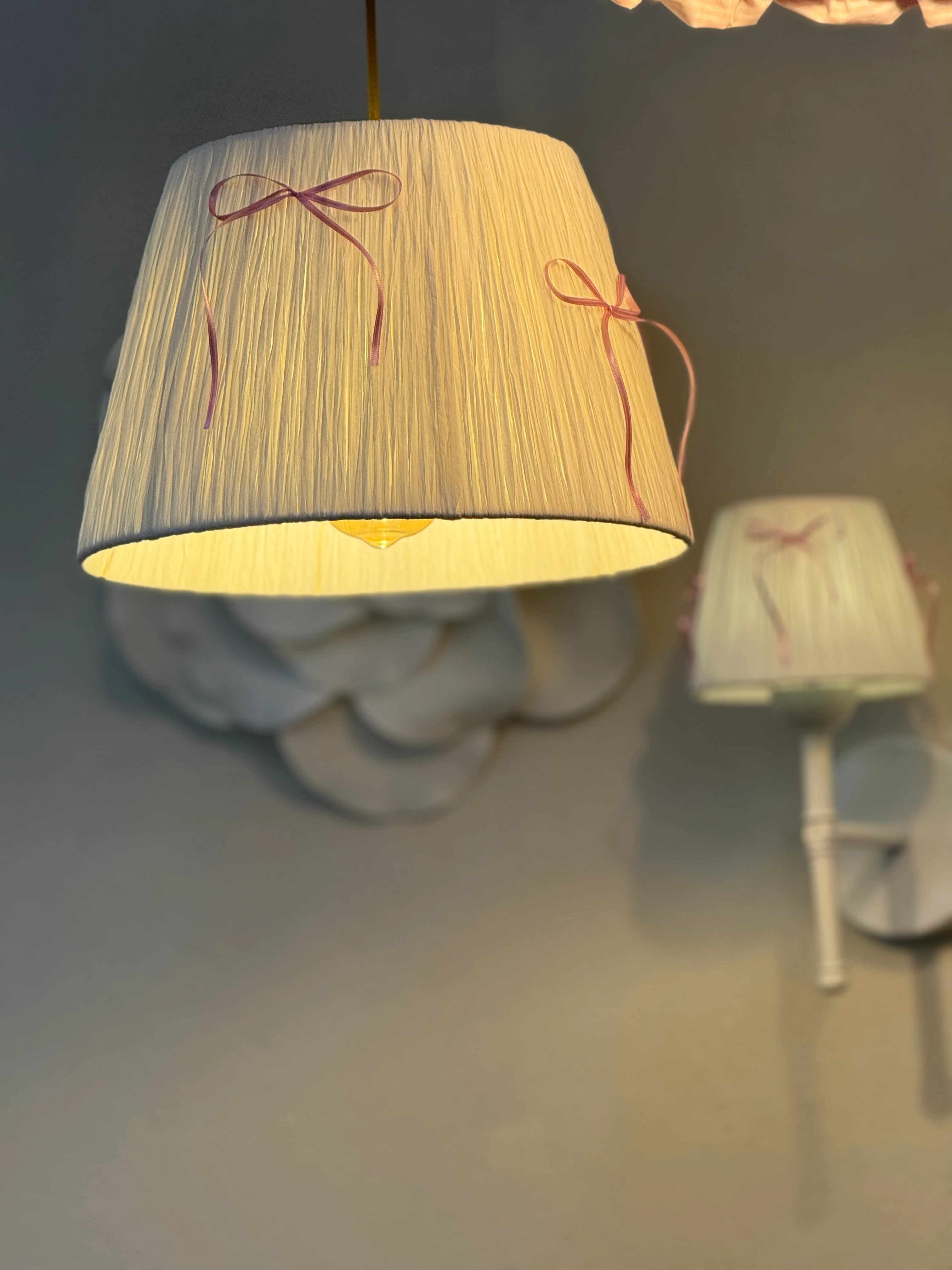 Pembe Fiyonk Beyaz Rafya Modern Avize