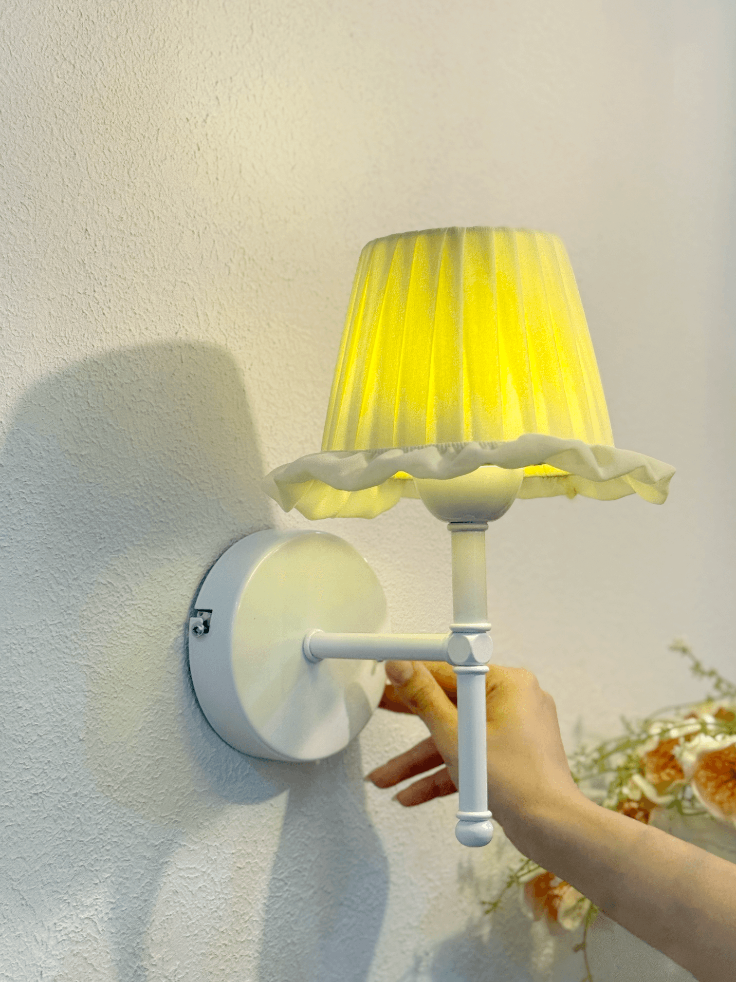 Butter Yellow - Sarı Osmanlı İpeği Fırfır İşlemeli Kablosuz Pilli Aplik – Alt Beyaz