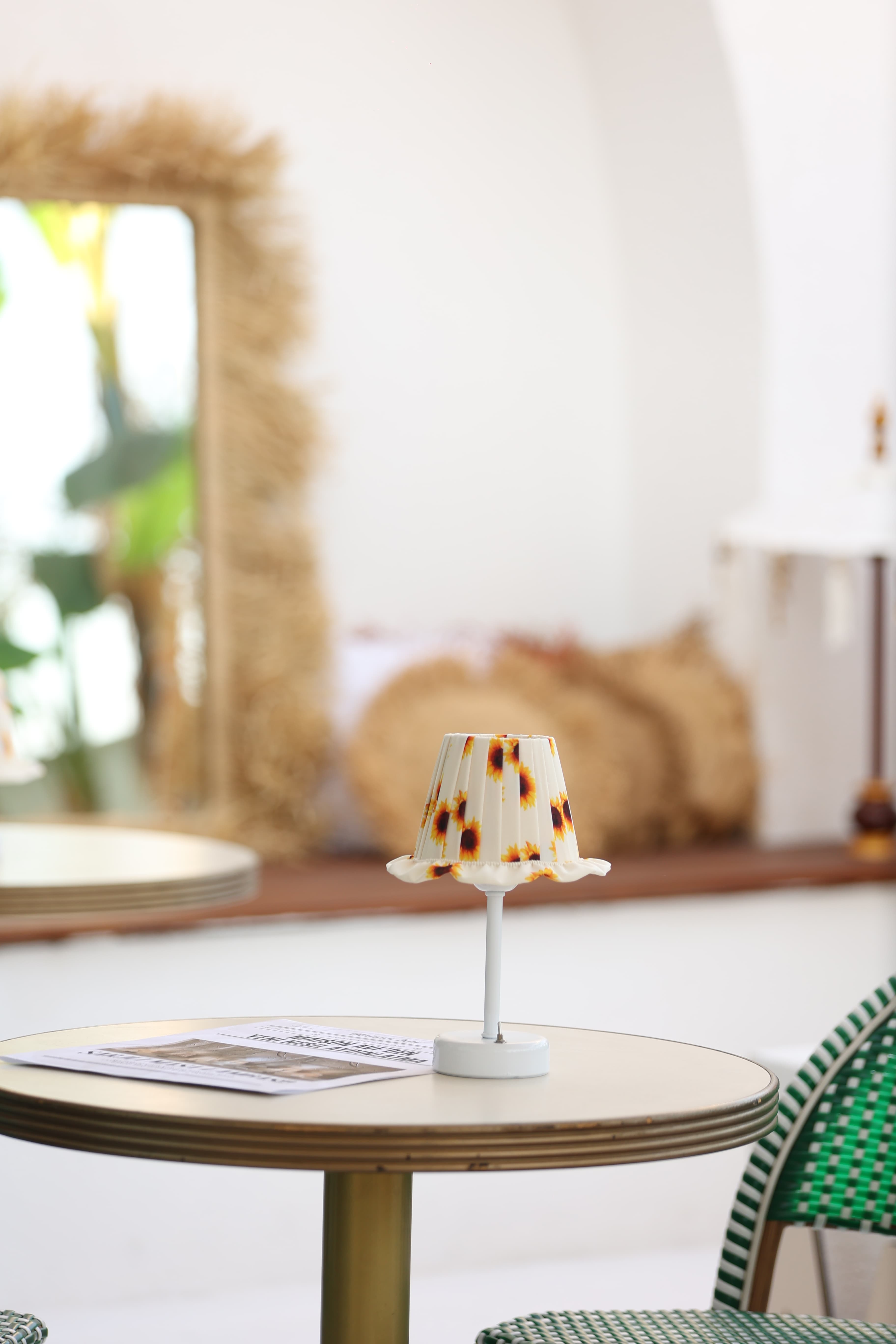 Ayçiçeği Pileli Fırfır Detaylı Sunflower Kablosuz Pilli Masa Lambası – Alt Uzun Beyaz