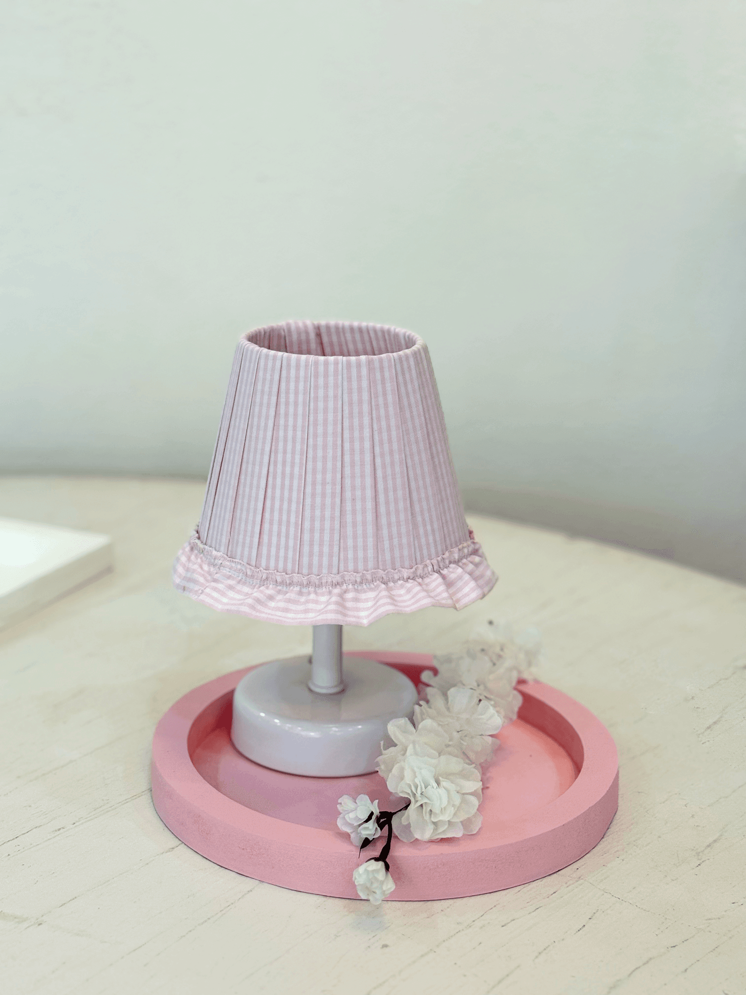 Pembe Pötikare Desen Kumaş Beyaz Ayaklı Kablosuz Gece Masa Lambası Abajur