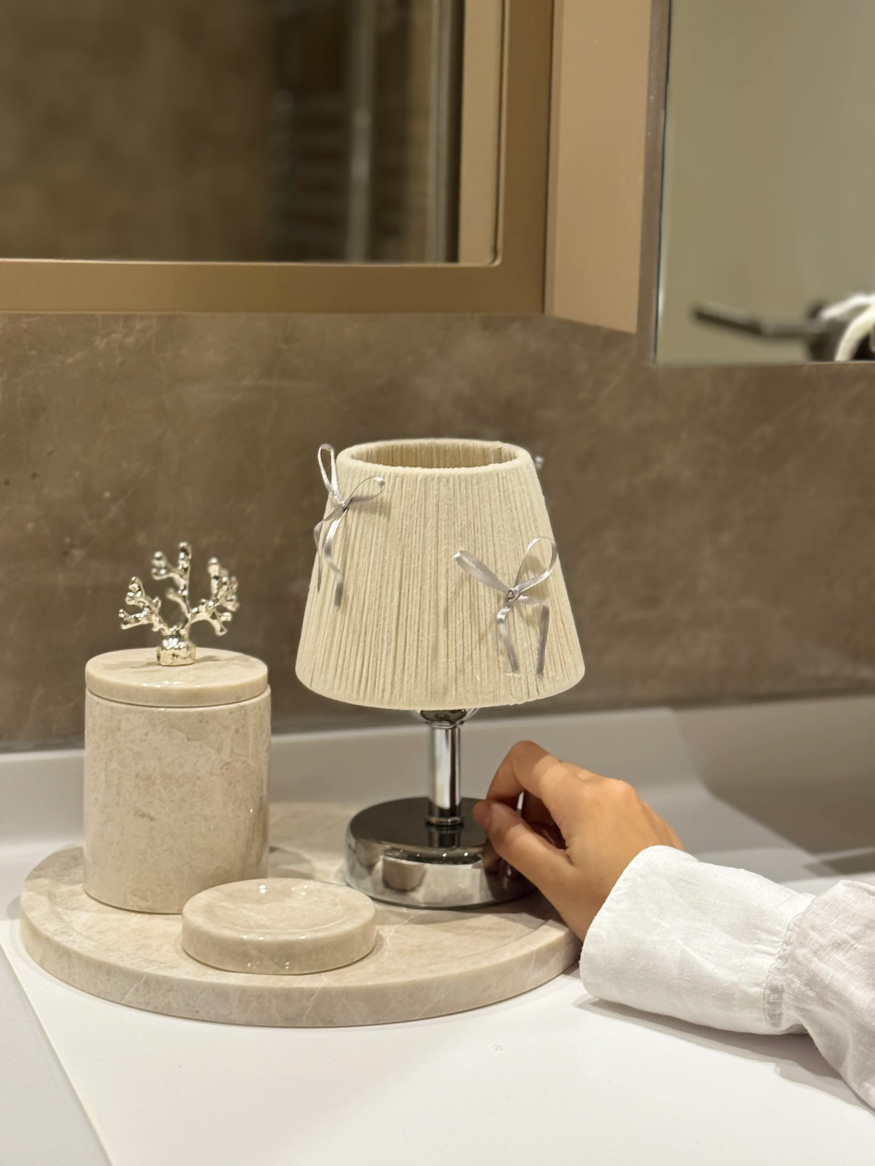 Krem Kadife Süet Gümüş Fiyonk Kablosuz Pilli Masa Lambası - Alt Gümüş