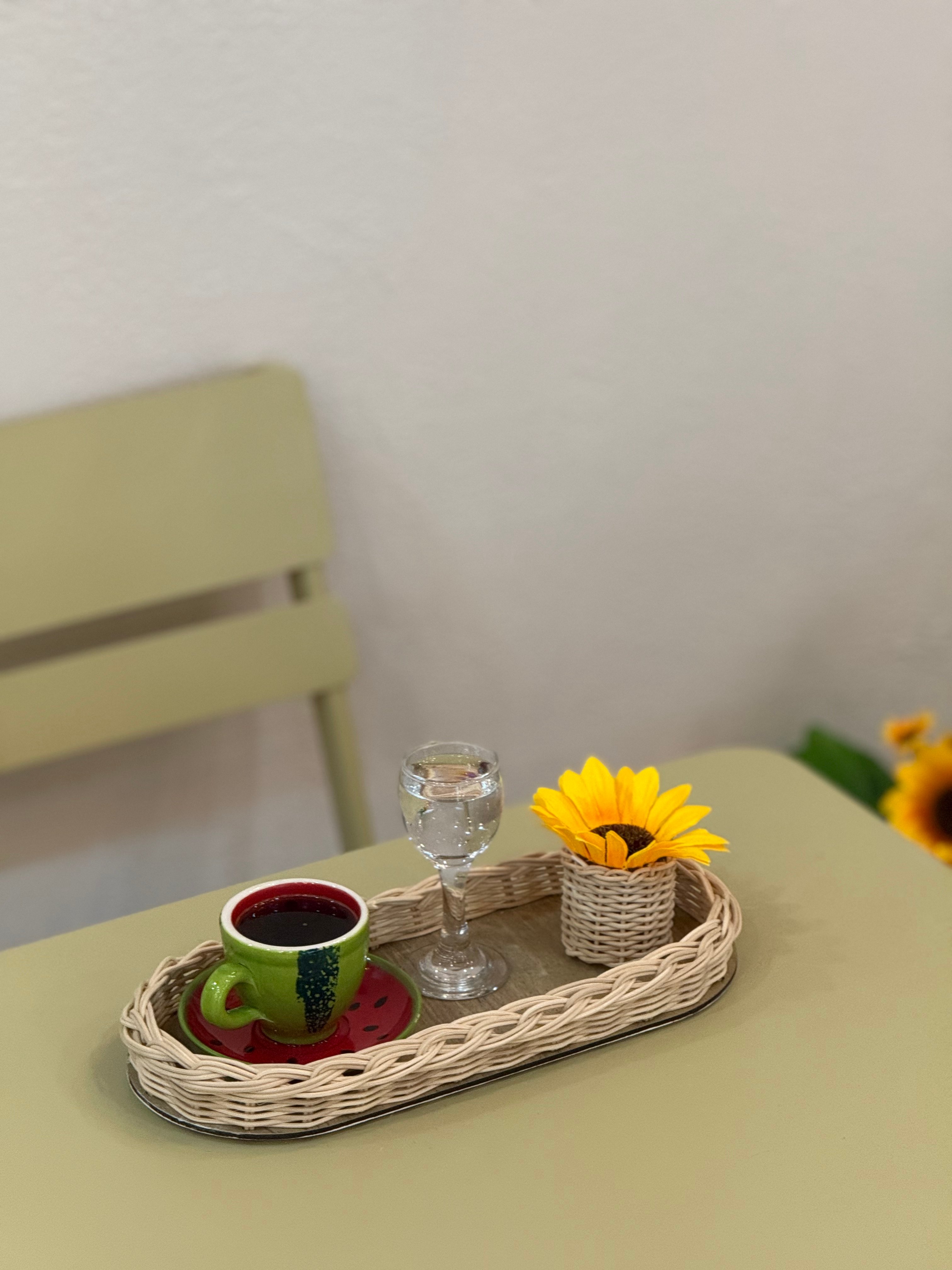 2'li Rattan Düzenleyici Tepsi & Ayçiçeği Sunflower Sunum Seti Kahve Sunumluğu (ÇİÇEK DAHİLDİR)