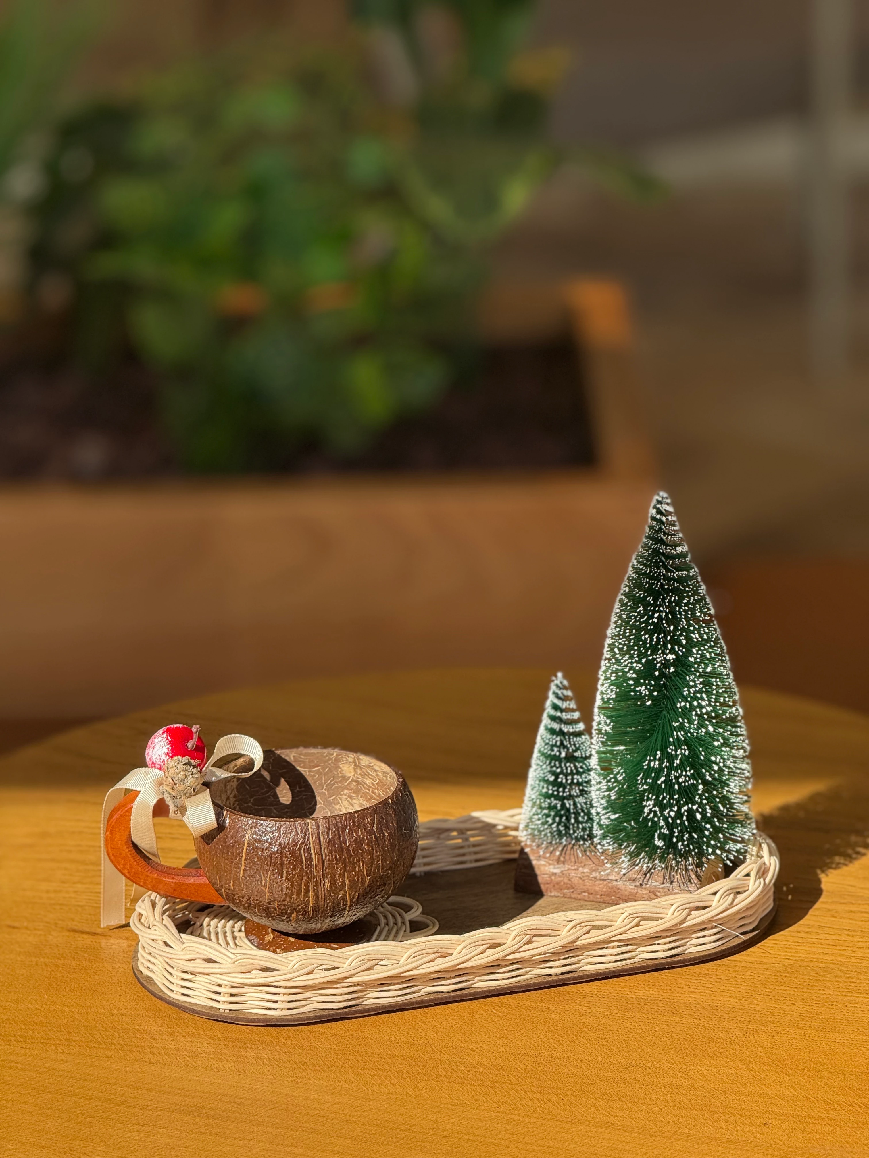 Doğal Rattan 4’lü Kış Dekoru Seti – Tepsi, Kupa, Bardak Altlığı, Mini Çam Ağacı