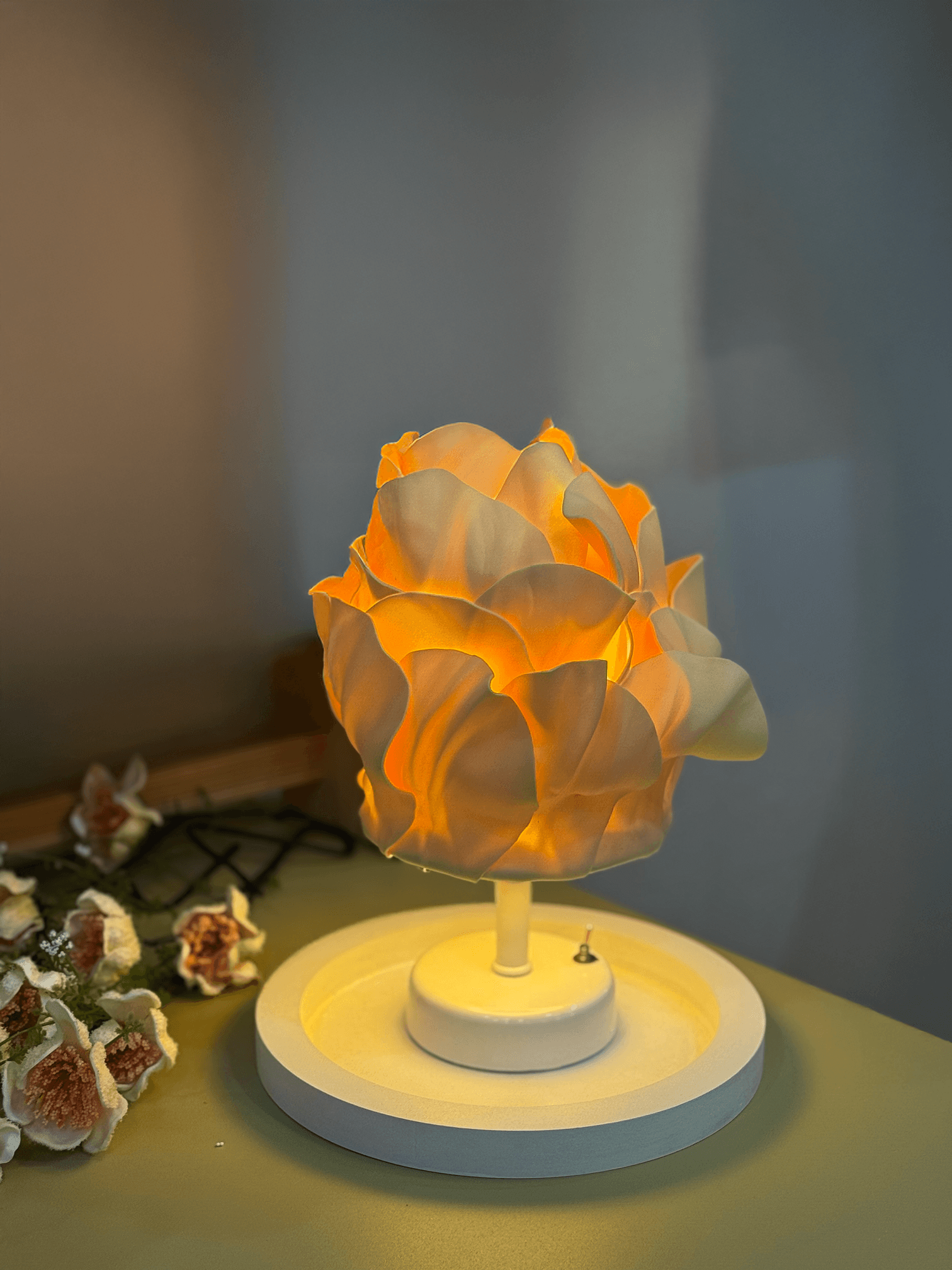 Butter Yellow - Sarı Eva Anemon Tasarım Kablosuz Pilli Masa Lambası - Alt Beyaz (Tüm Boy 30 cm)