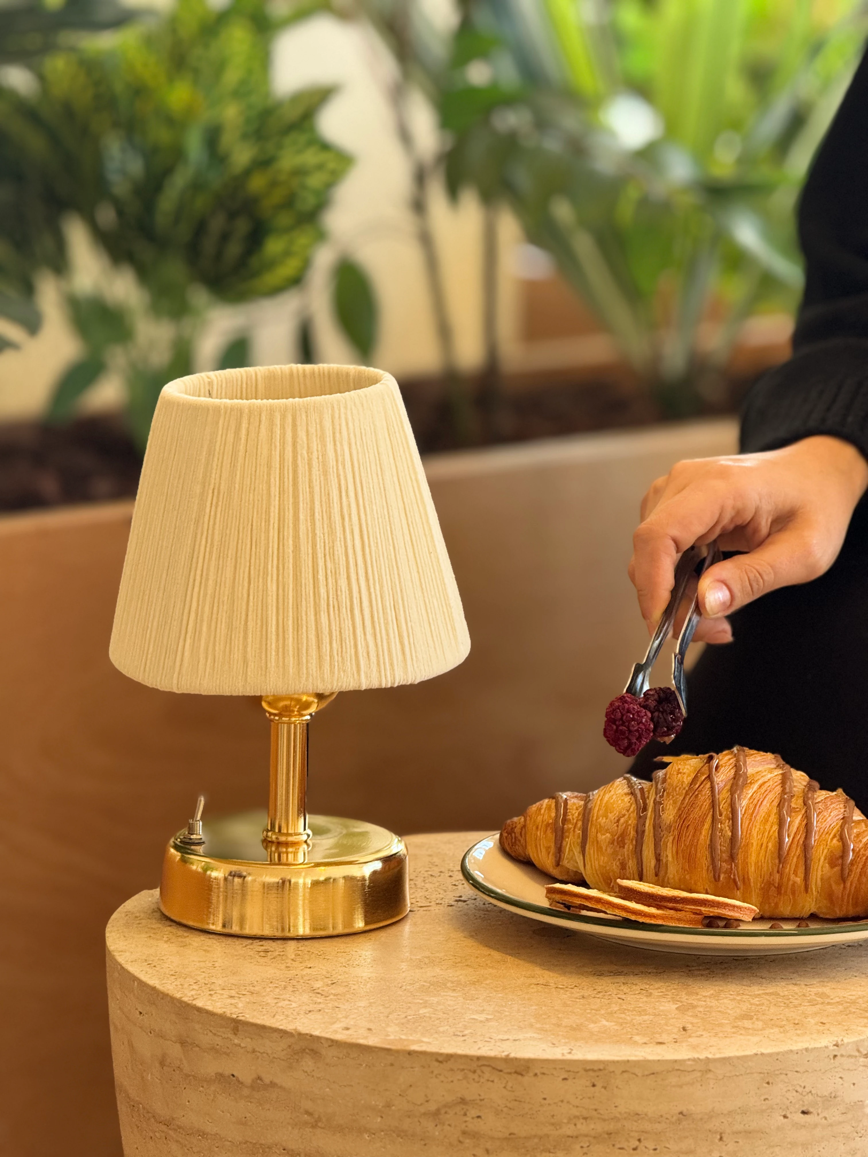 Krem Kadife Süet Kablosuz Pilli Masa Lambası - Alt Parlak Gold