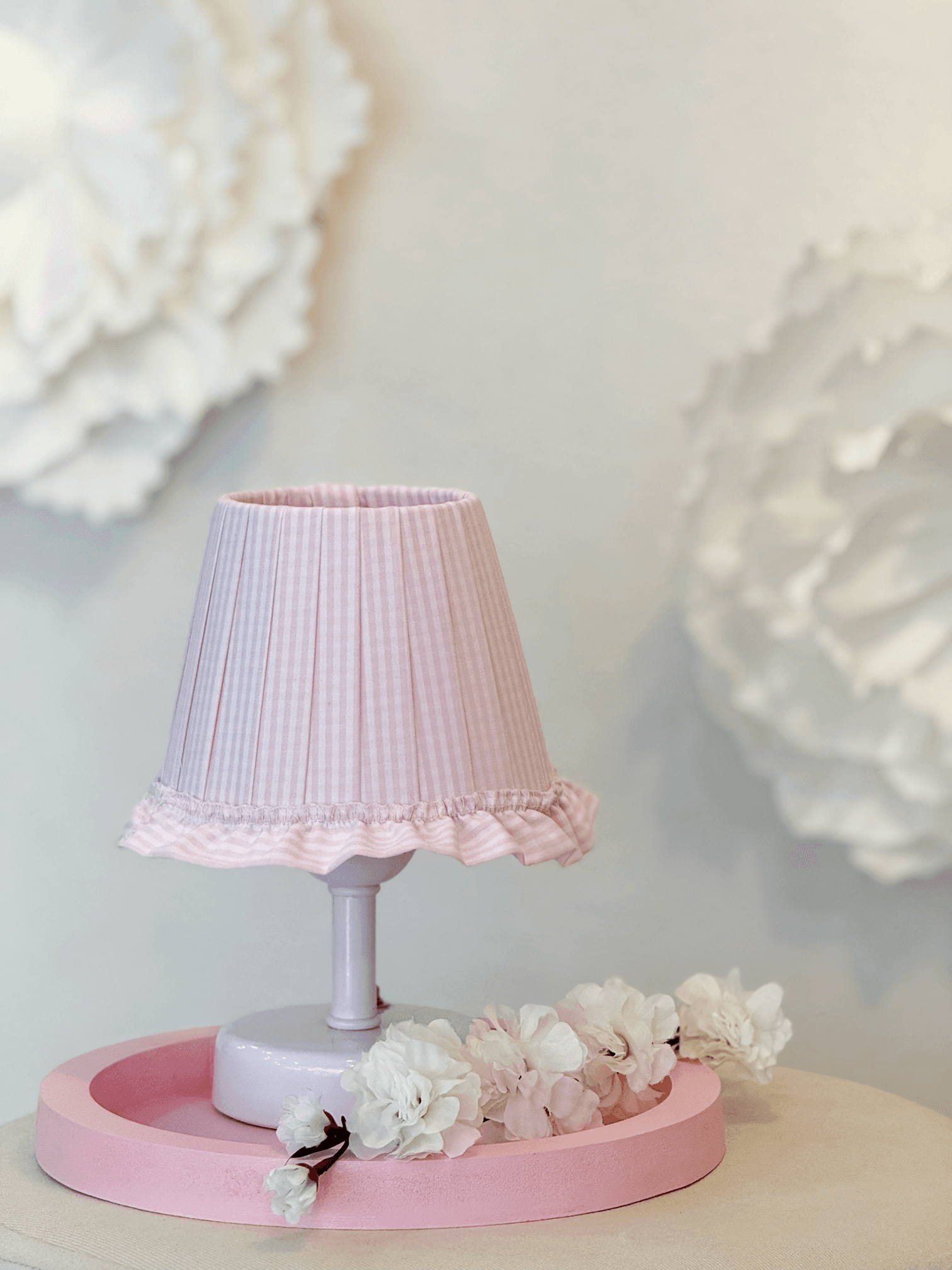 Pembe Pötikare Desen Kumaş Beyaz Ayaklı Kablosuz Gece Masa Lambası Abajur
