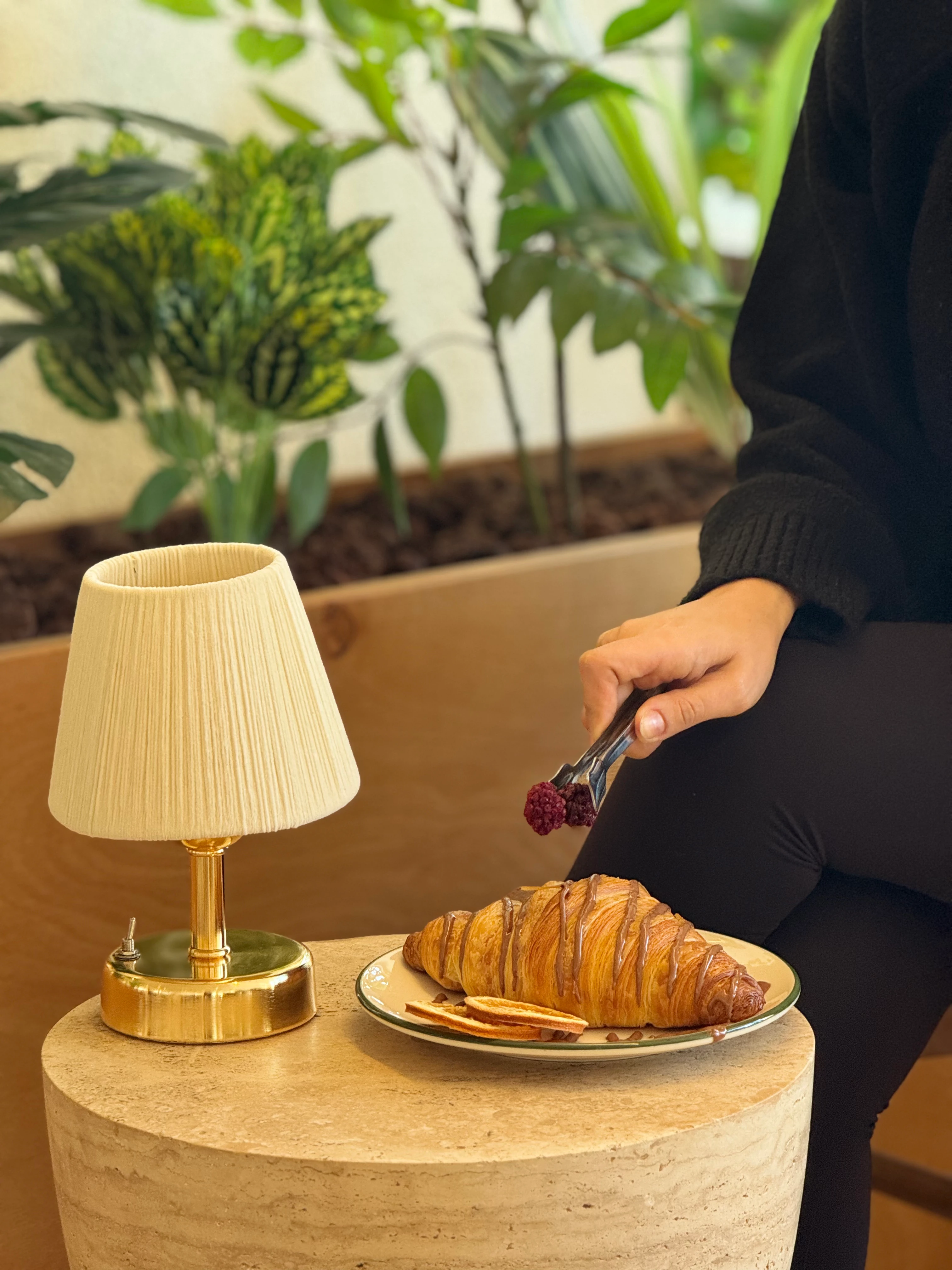 Krem Kadife Süet Kablosuz Pilli Masa Lambası - Alt Parlak Gold