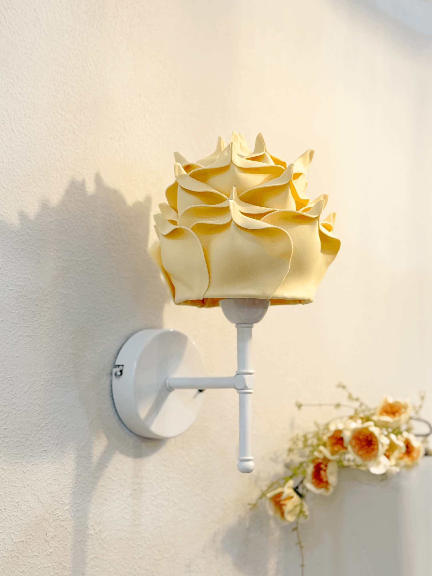 Butter Yellow - Sarı Eva Gül Tasarım Kablosuz Pilli Aplik - Alt Beyaz Tüm Boy 35 cm)