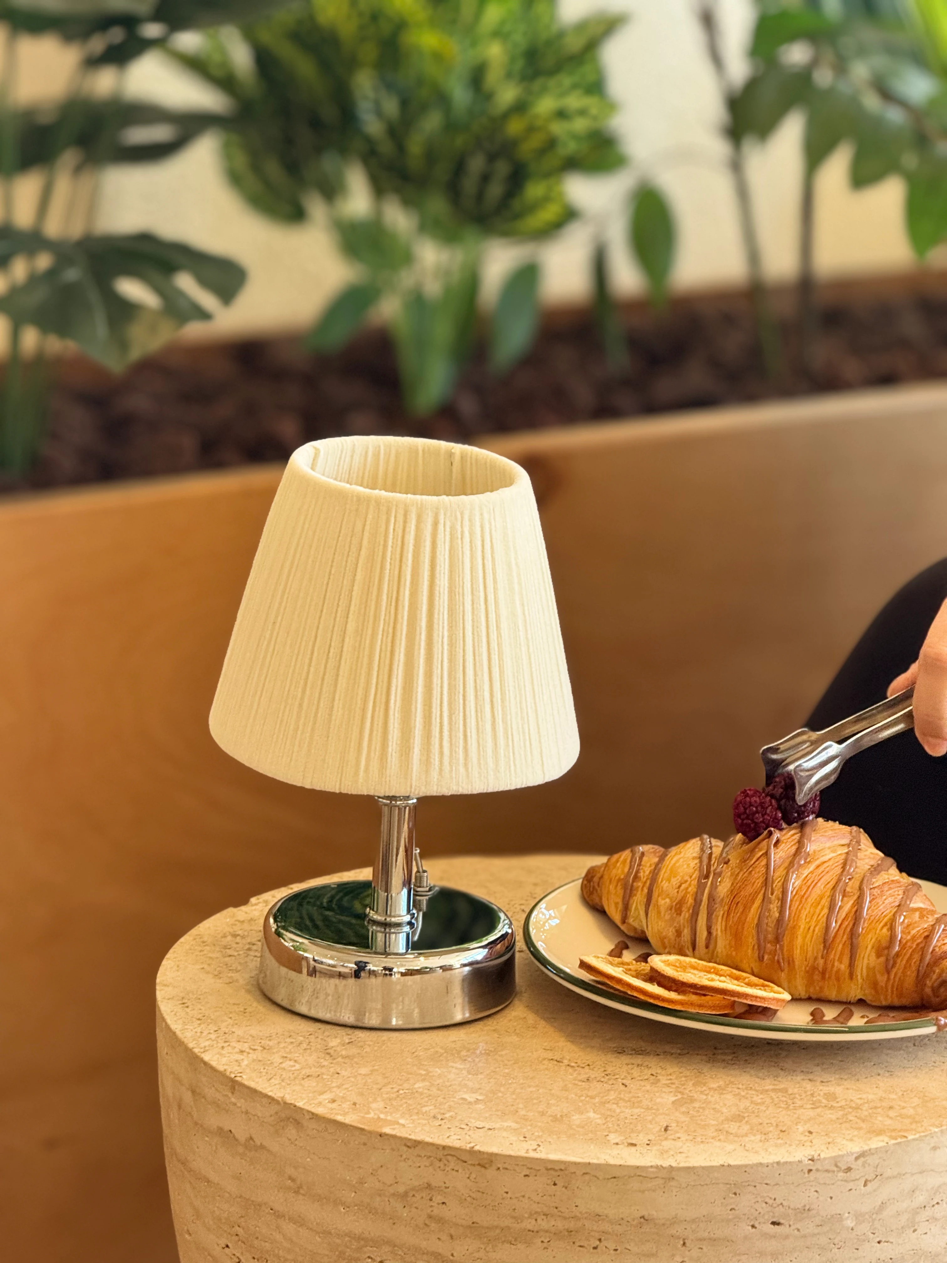 Krem Süet Kadife Kablosuz Şarjlı Masa Lambası 