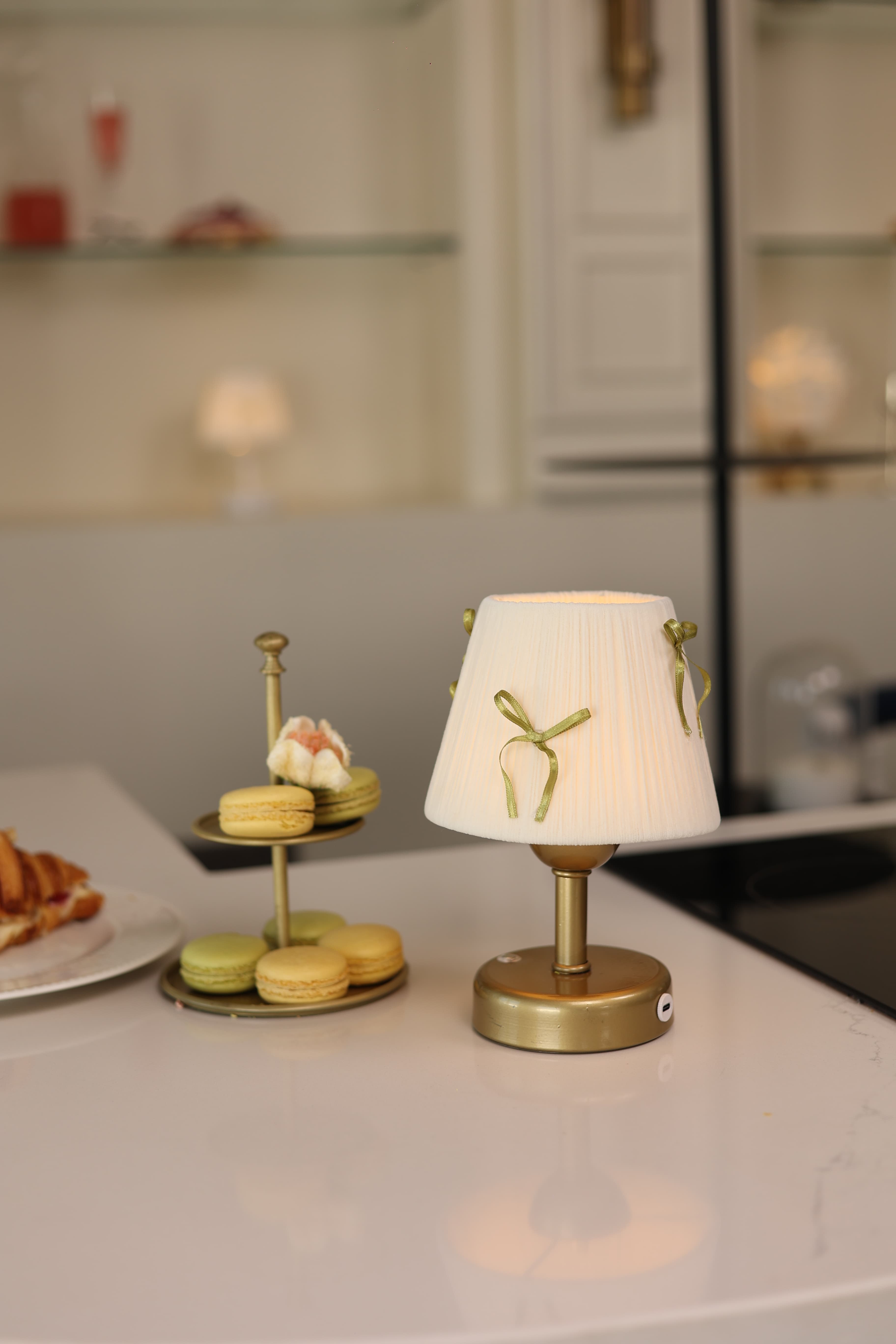 Krem Kadife Süet Gold Fiyonk Kablosuz Şarjlı Masa Lambası - Alt Eskitme Gold