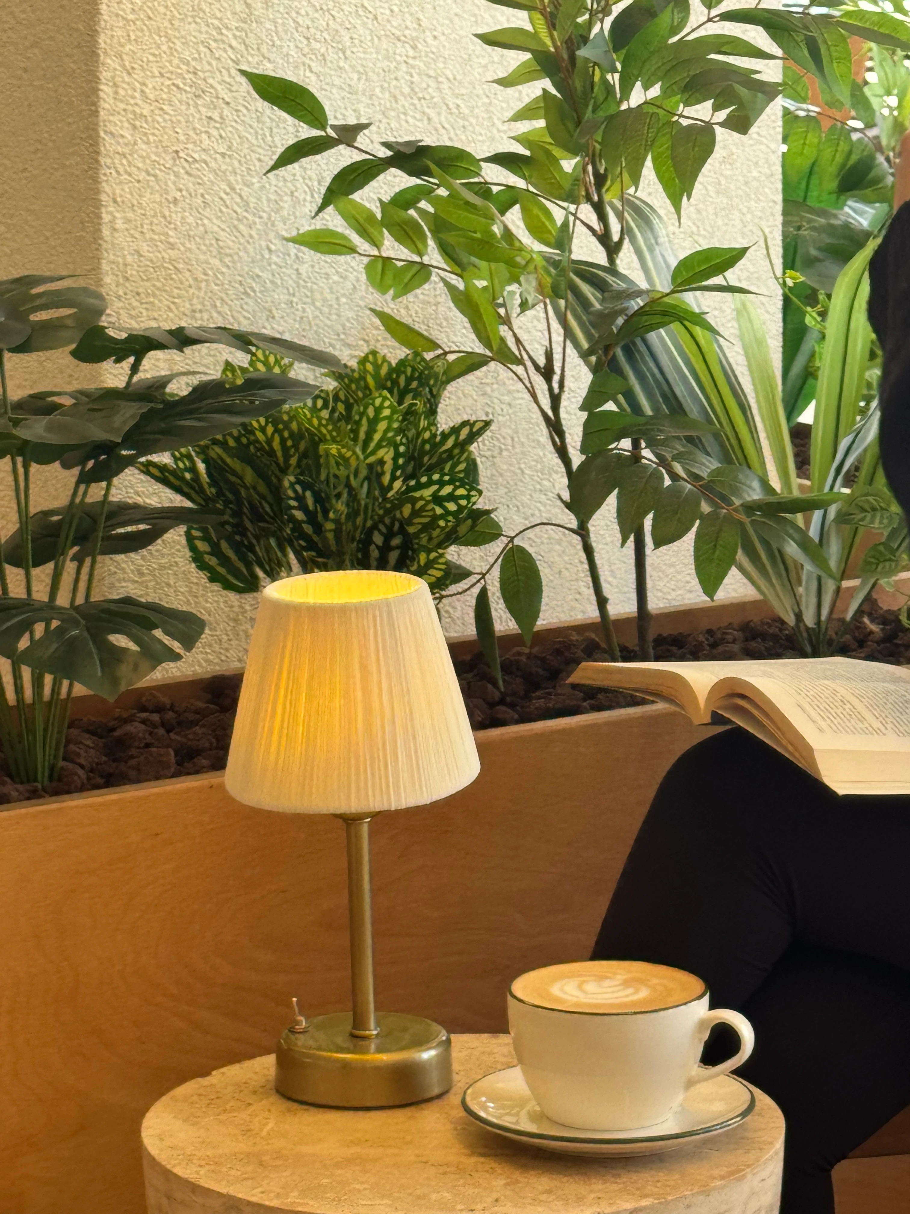 Krem Süet Kadife Kablosuz Pilli Masa Lambası - Alt Uzun